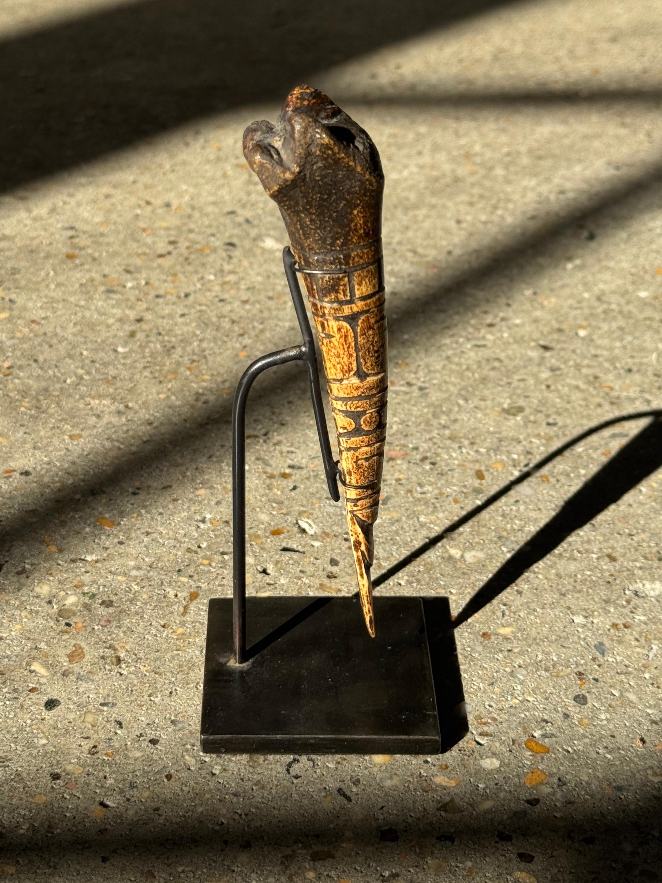 Utensile in osso africano intagliato del XIX secolo proveniente dal Camerun in vendita 3