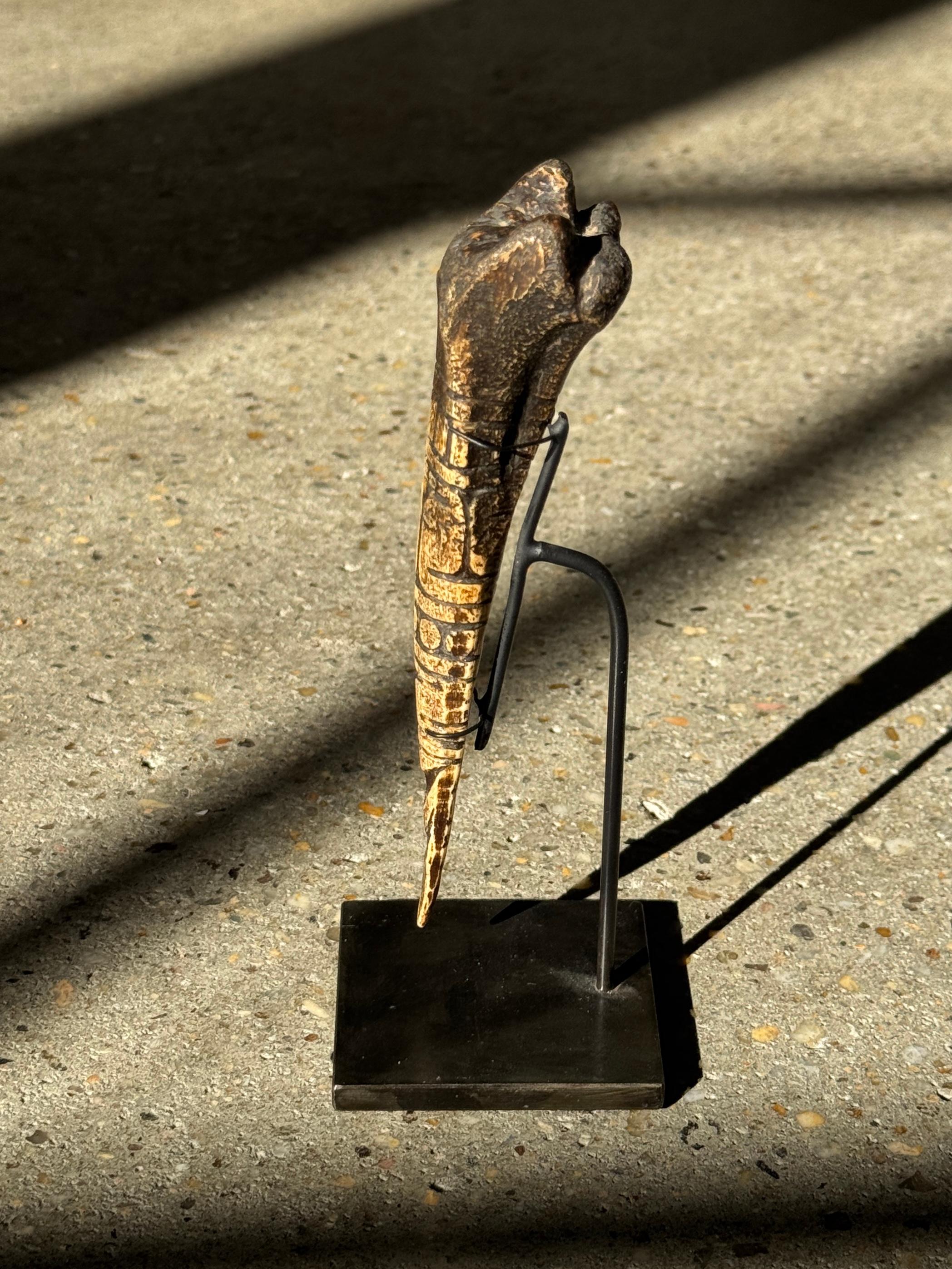 Utensile in osso africano intagliato del XIX secolo proveniente dal Camerun in vendita 5