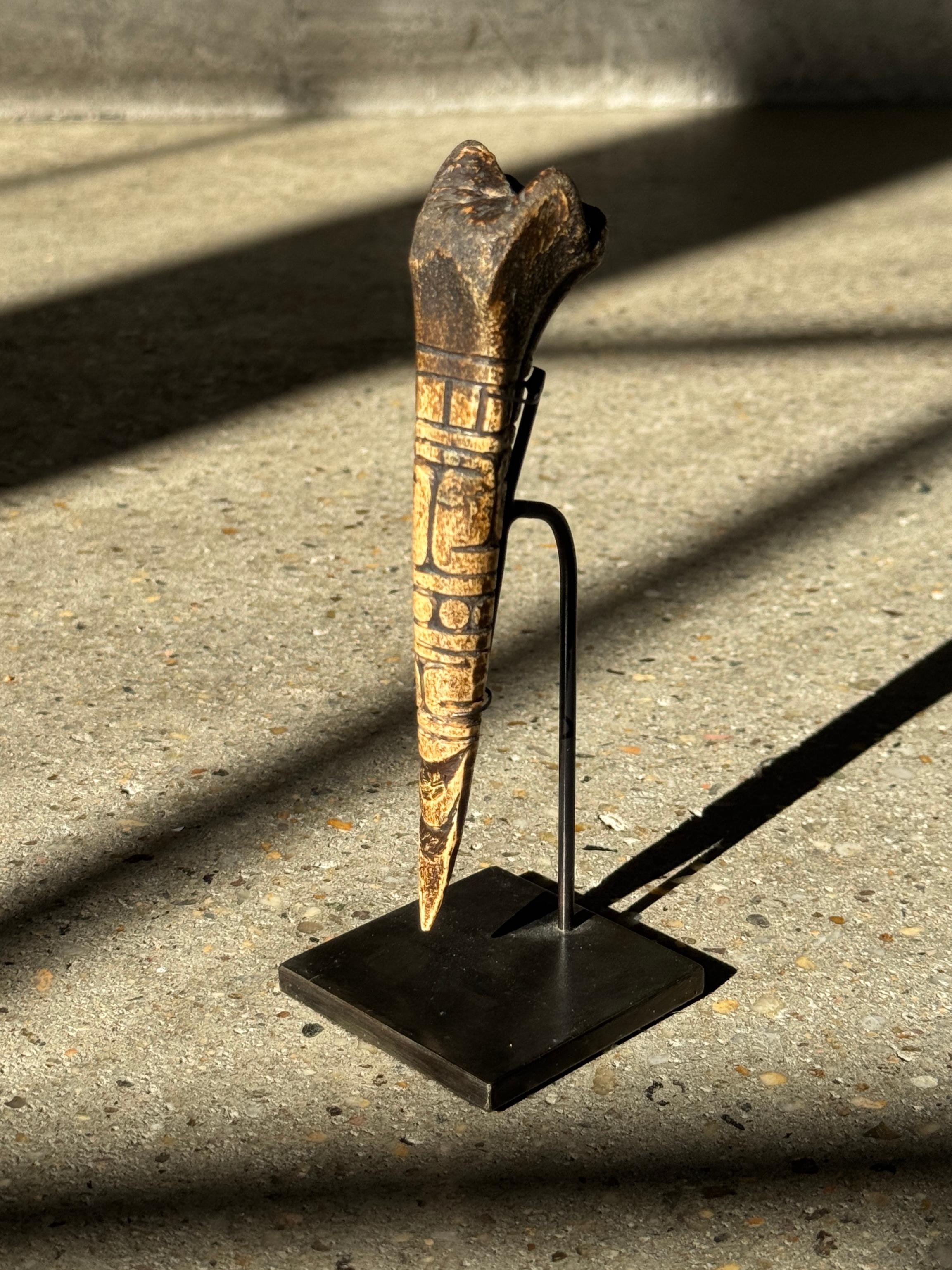 Utensile in osso africano intagliato del XIX secolo proveniente dal Camerun in vendita 6