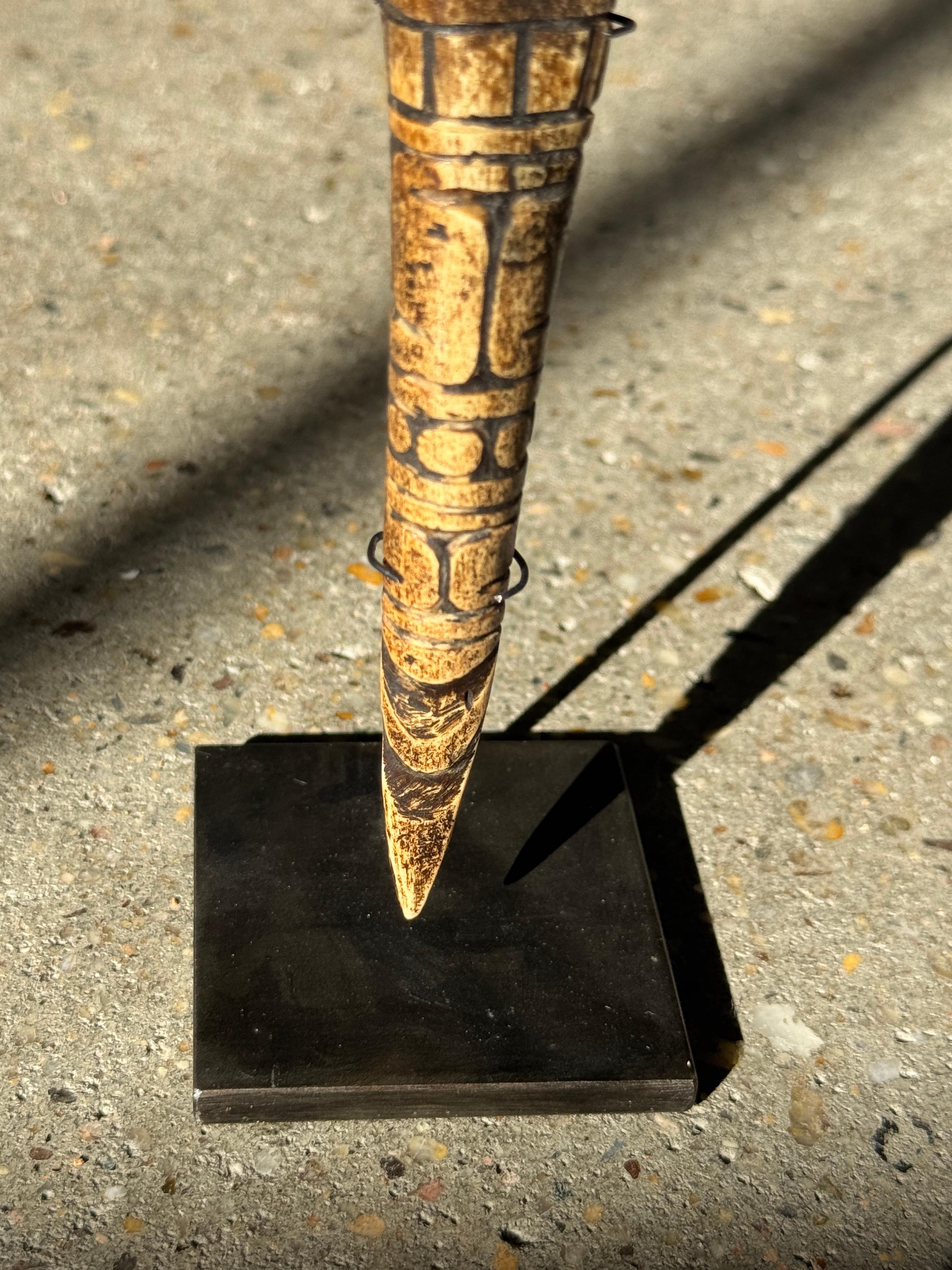 Utensile in osso africano intagliato del XIX secolo proveniente dal Camerun in vendita 7