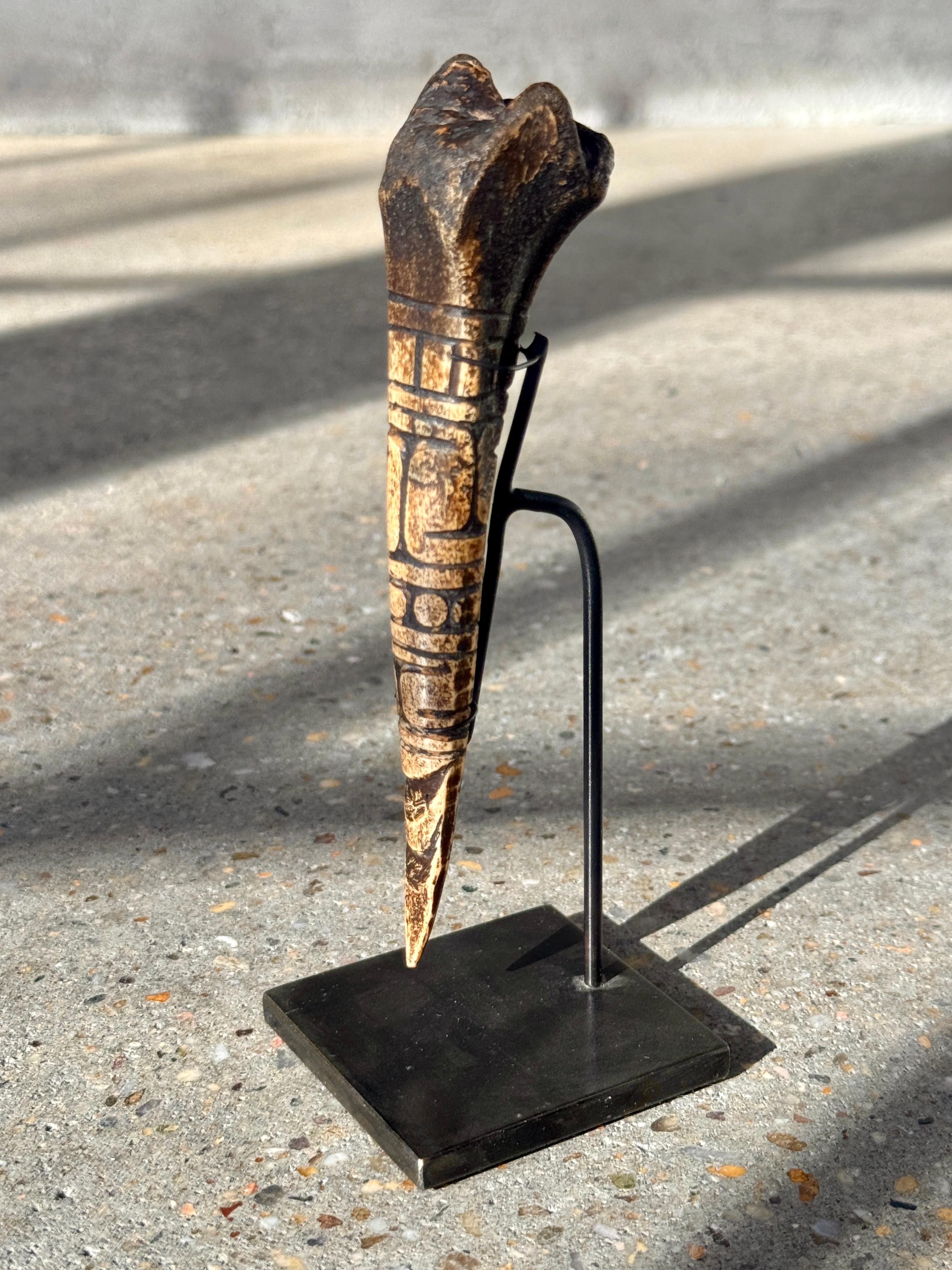 Antico strumento primitivo in osso intagliato da
Camerun
Un Objet d'Art bello e delicato.