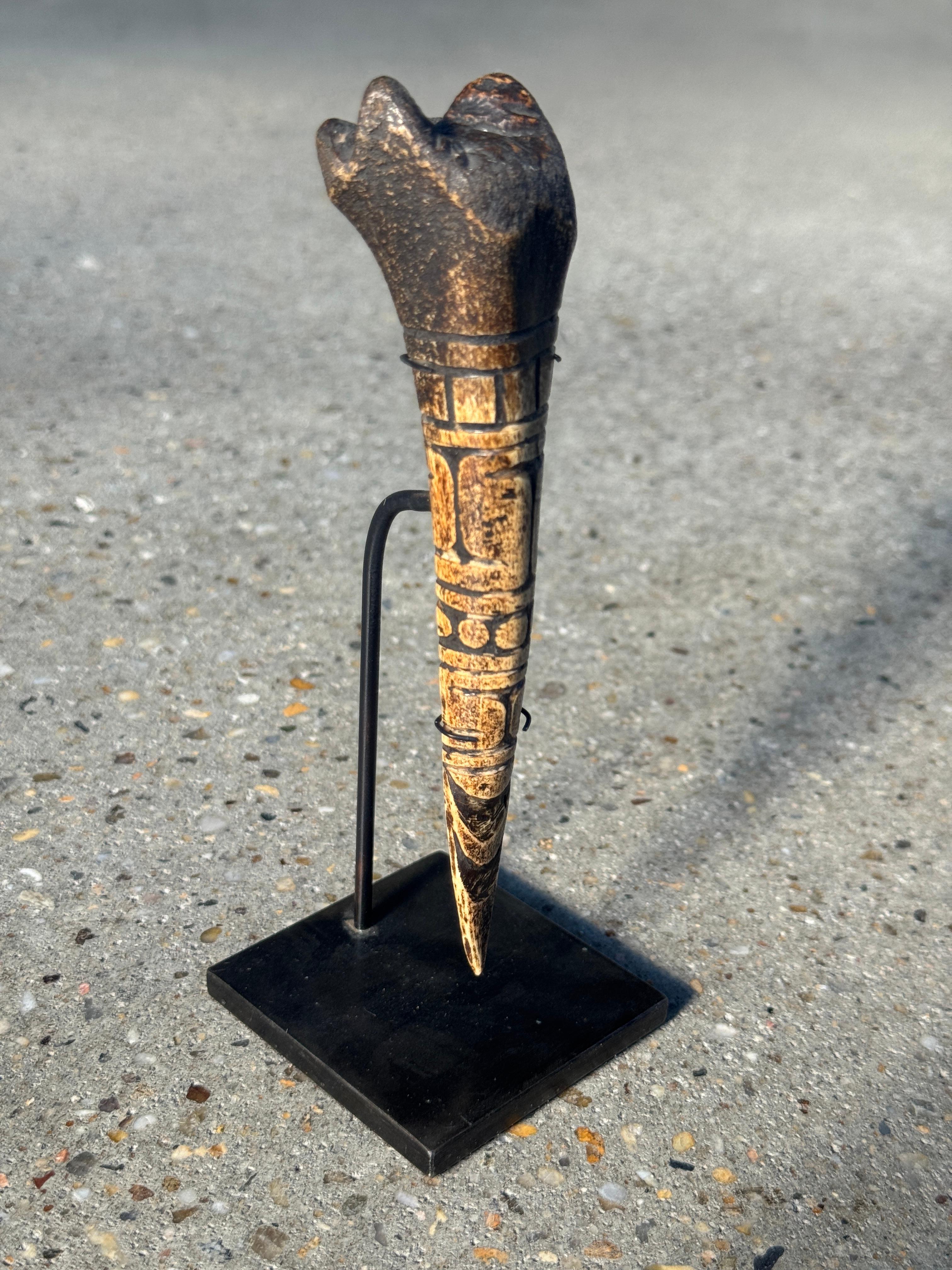 Camerunese Utensile in osso africano intagliato del XIX secolo proveniente dal Camerun in vendita