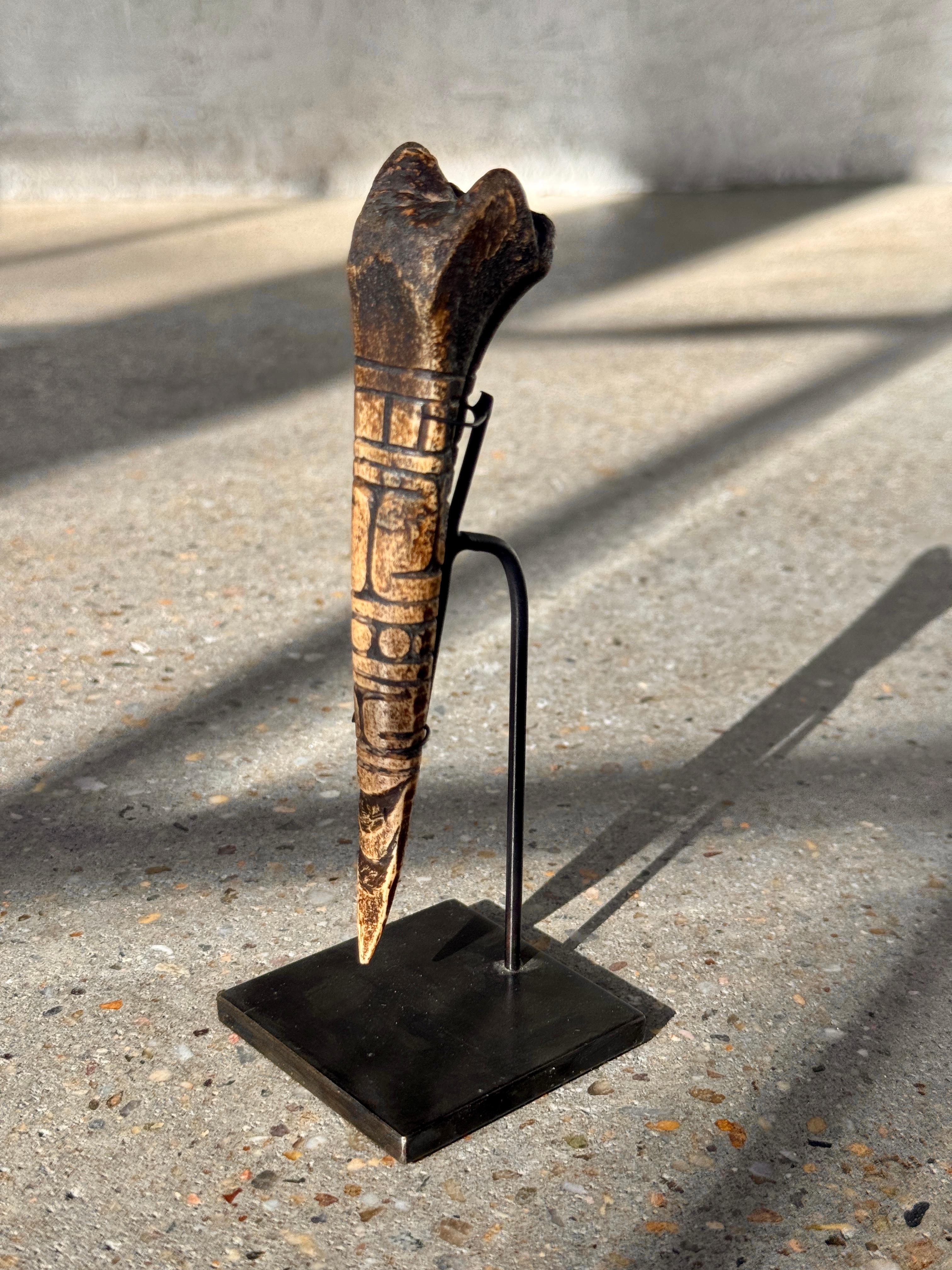 Intagliato a mano Utensile in osso africano intagliato del XIX secolo proveniente dal Camerun in vendita