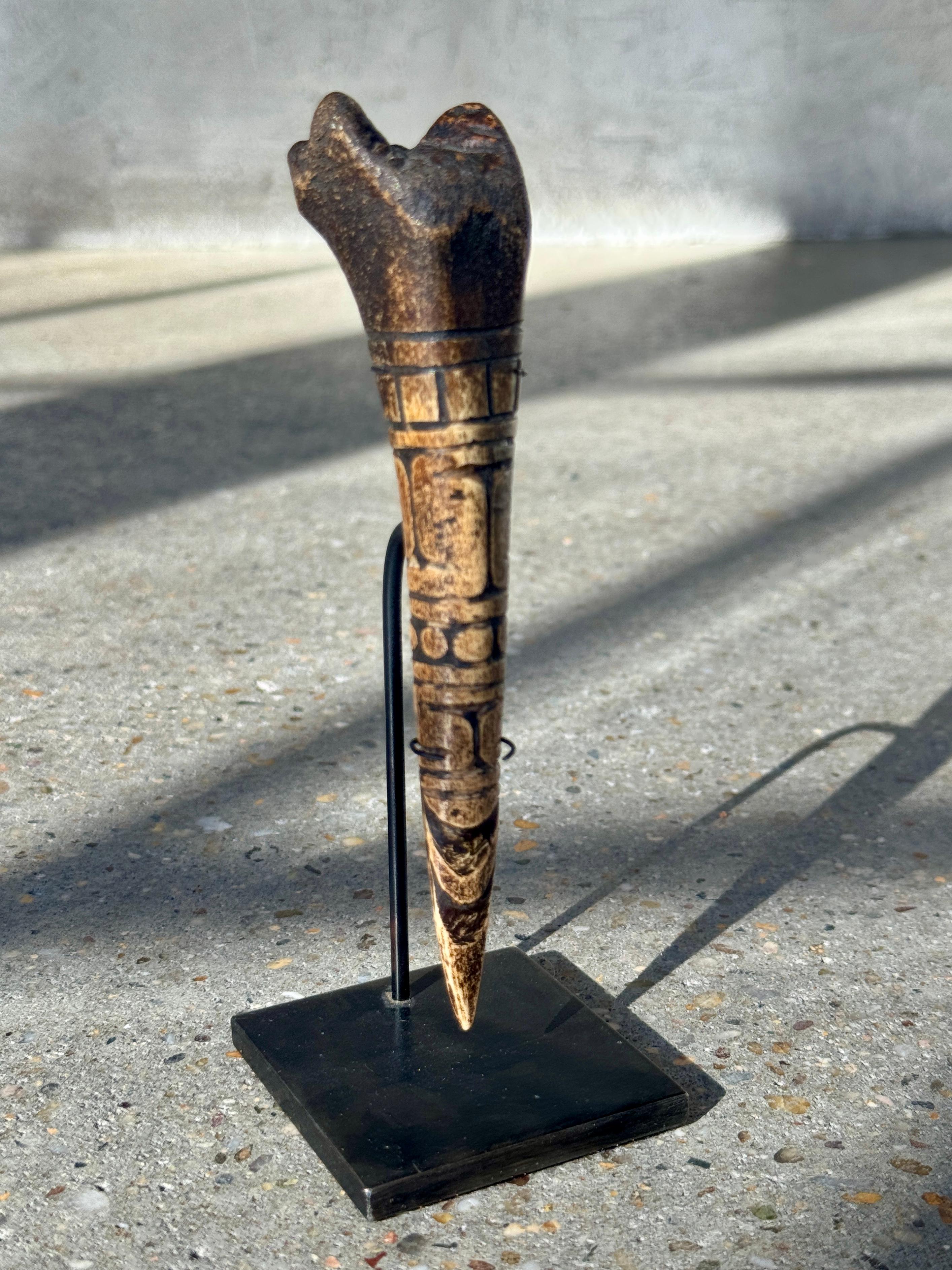 Utensile in osso africano intagliato del XIX secolo proveniente dal Camerun In condizioni buone in vendita a Wainscott, NY