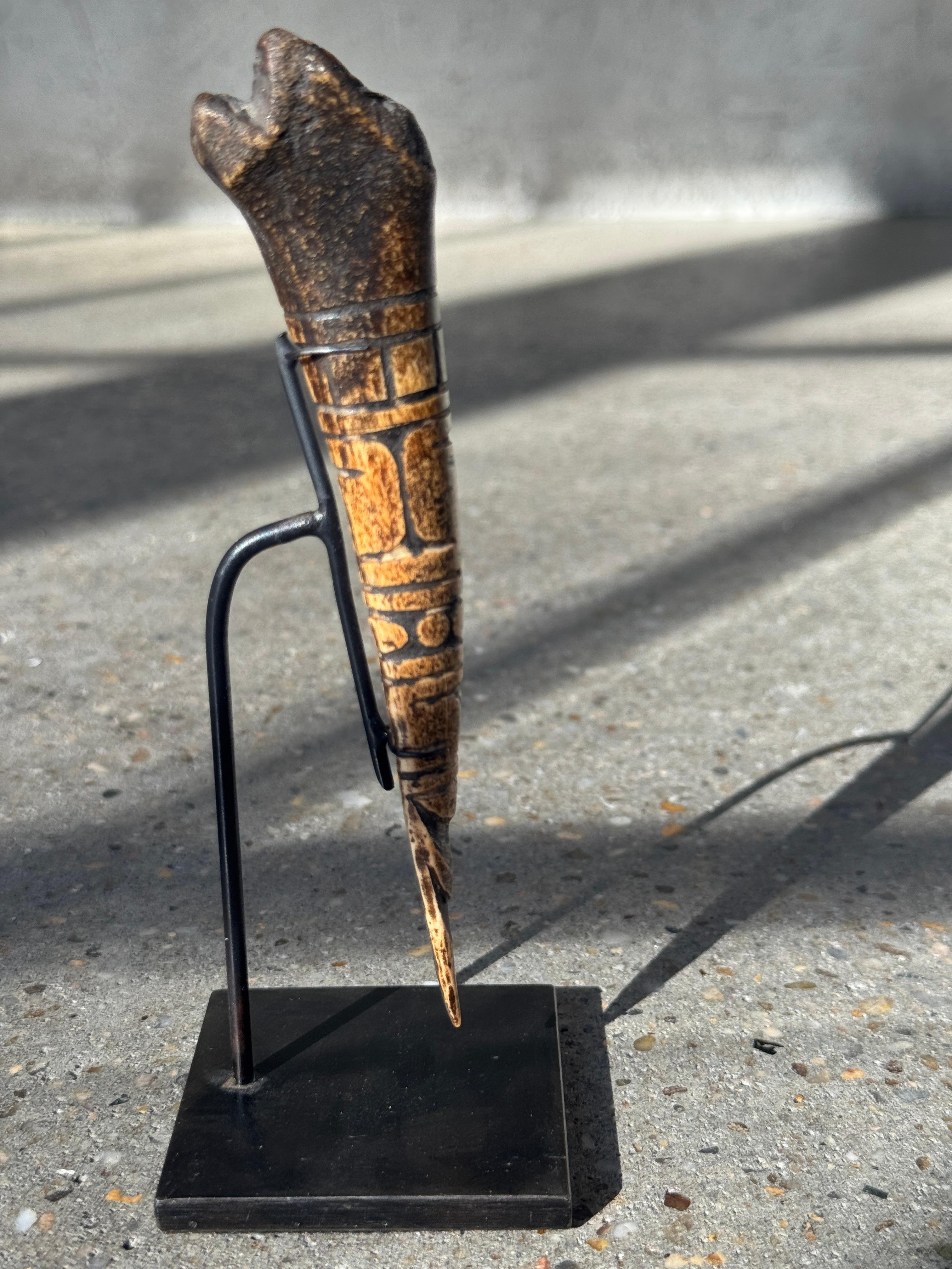 Osso Utensile in osso africano intagliato del XIX secolo proveniente dal Camerun in vendita