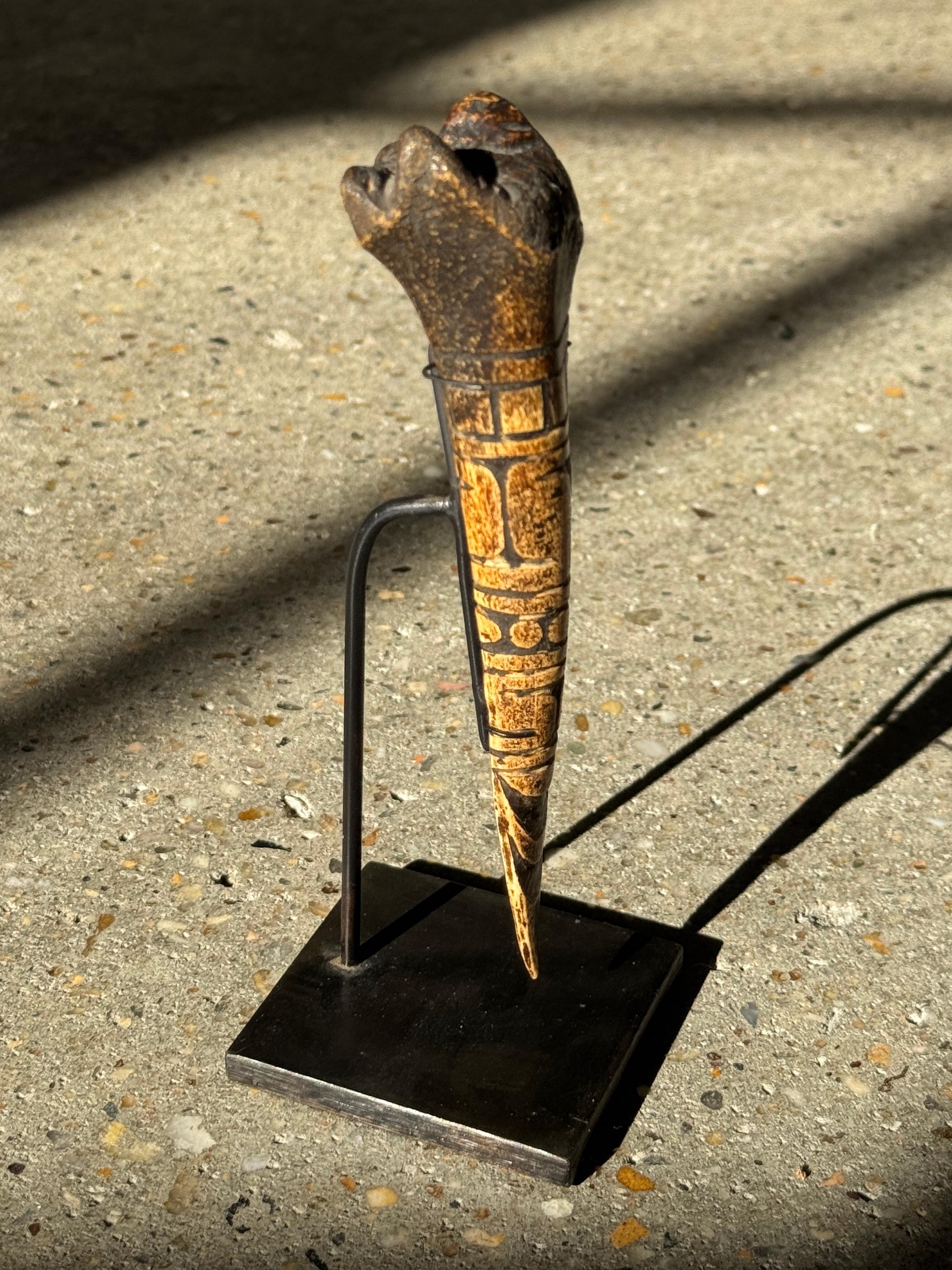 Utensile in osso africano intagliato del XIX secolo proveniente dal Camerun in vendita 2