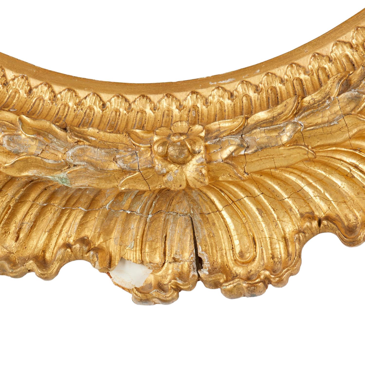 Anglais Miroir ovale sculpté et doré du 19e siècle en vente