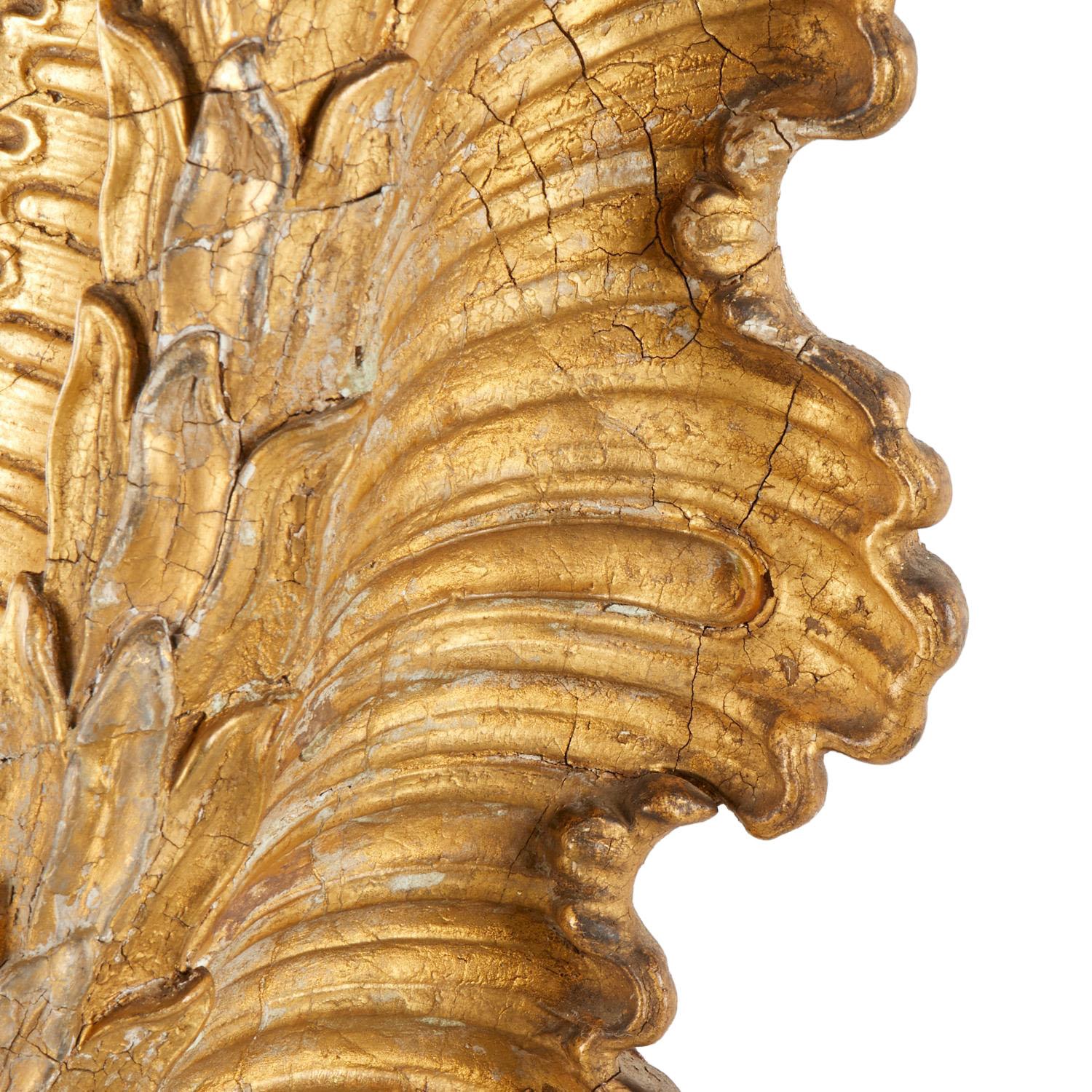 Miroir ovale sculpté et doré du 19e siècle Bon état - En vente à Solebury, PA