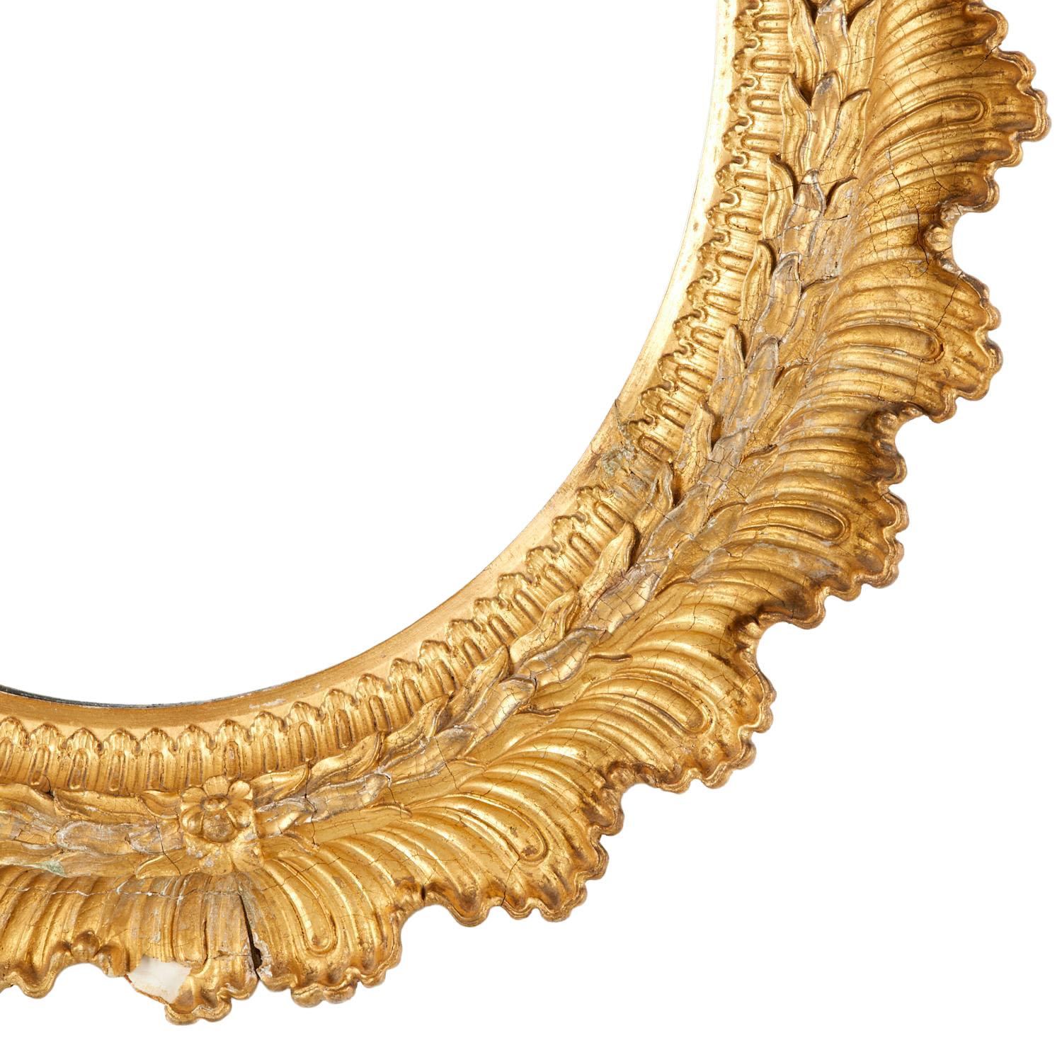 XIXe siècle Miroir ovale sculpté et doré du 19e siècle en vente