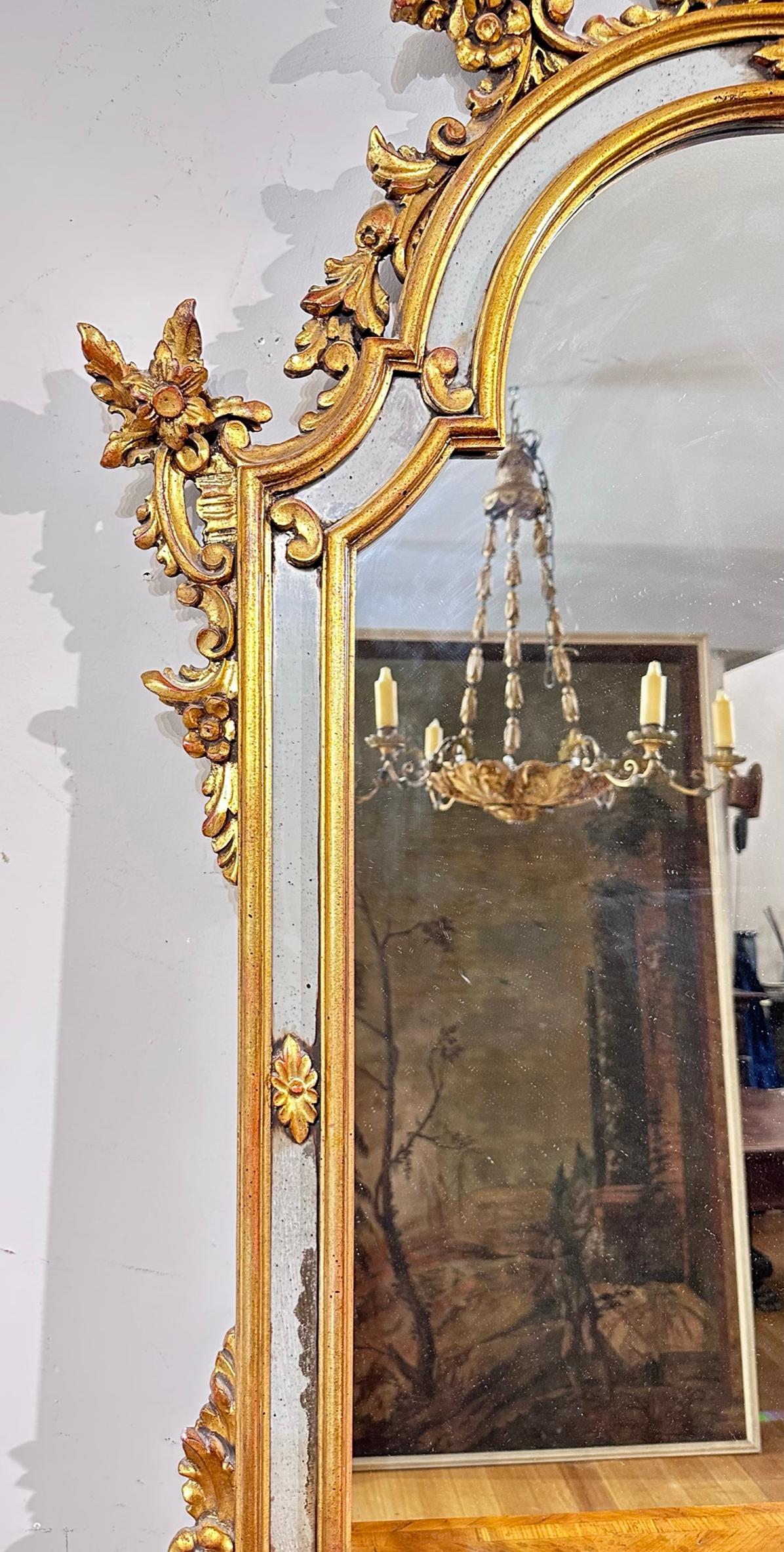 Italian miroir en bois sculpté et doré du 19e siècle  en vente