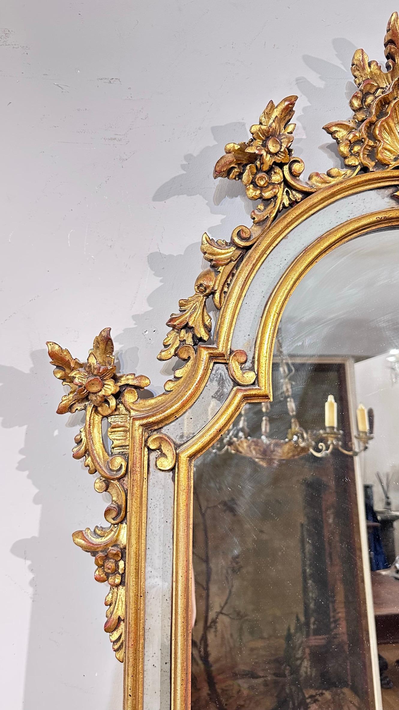 Sculpté miroir en bois sculpté et doré du 19e siècle  en vente