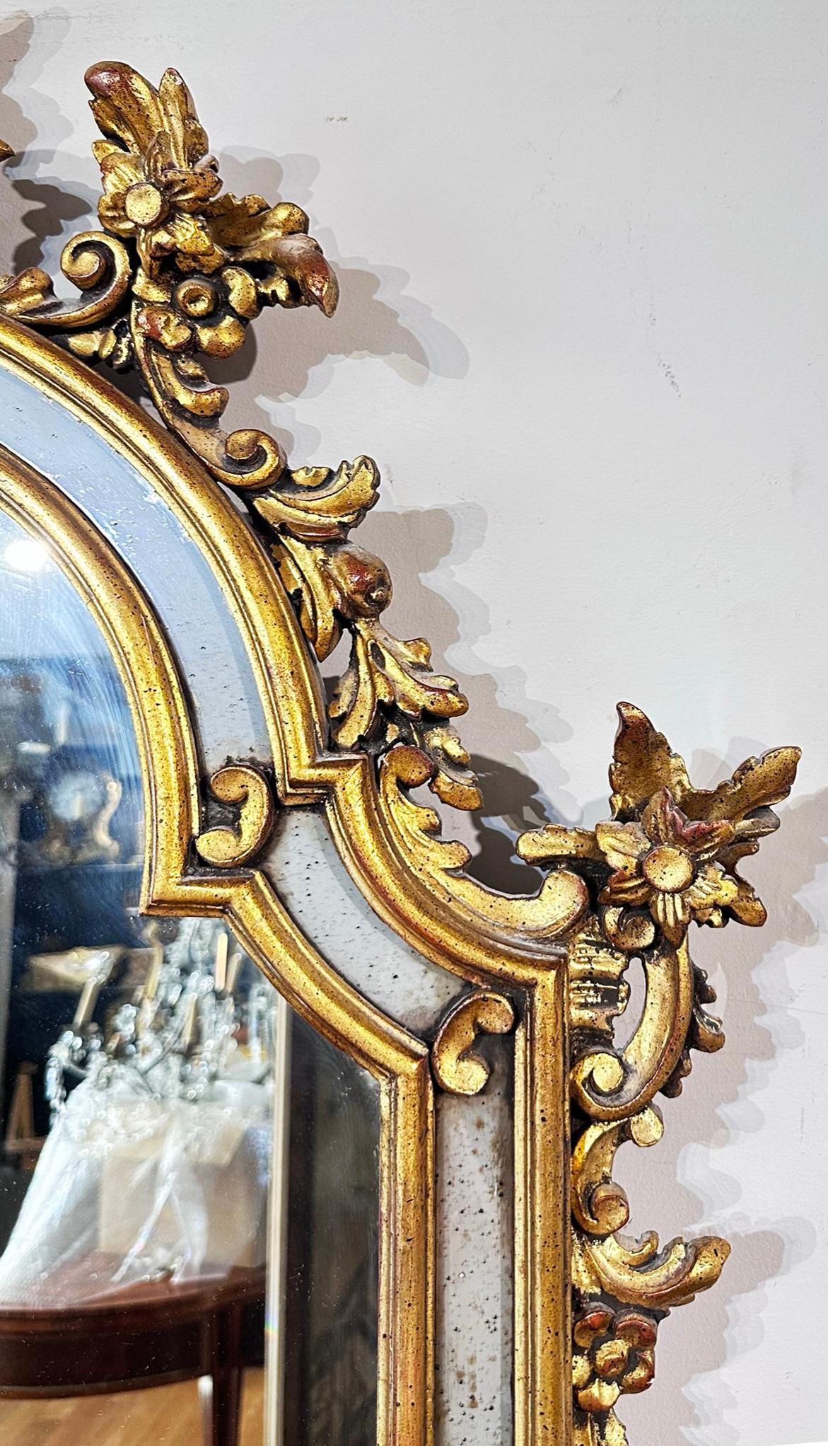 Verre mercuré miroir en bois sculpté et doré du 19e siècle  en vente