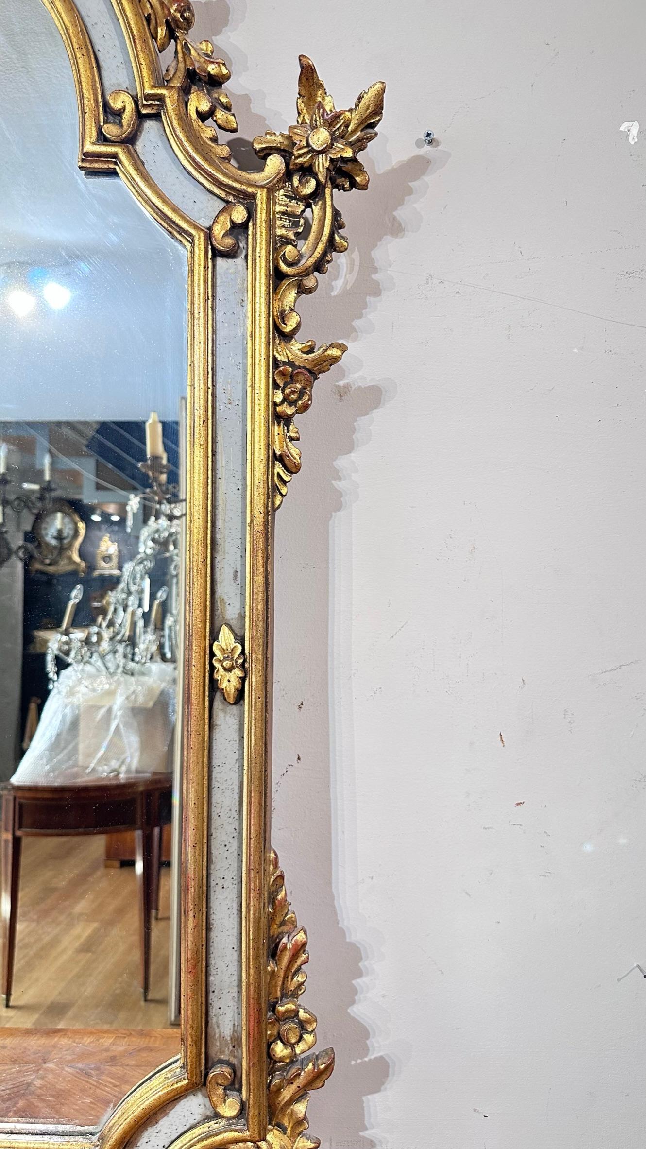 miroir en bois sculpté et doré du 19e siècle  en vente 1