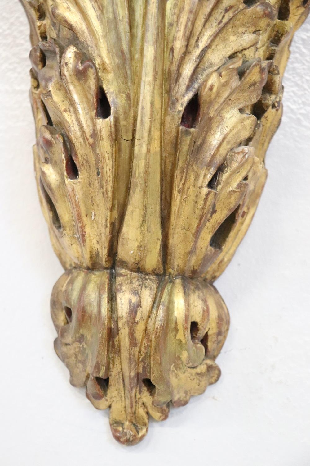 Paire de frises anciennes en bois sculpté et doré du 19ème siècle en vente 3