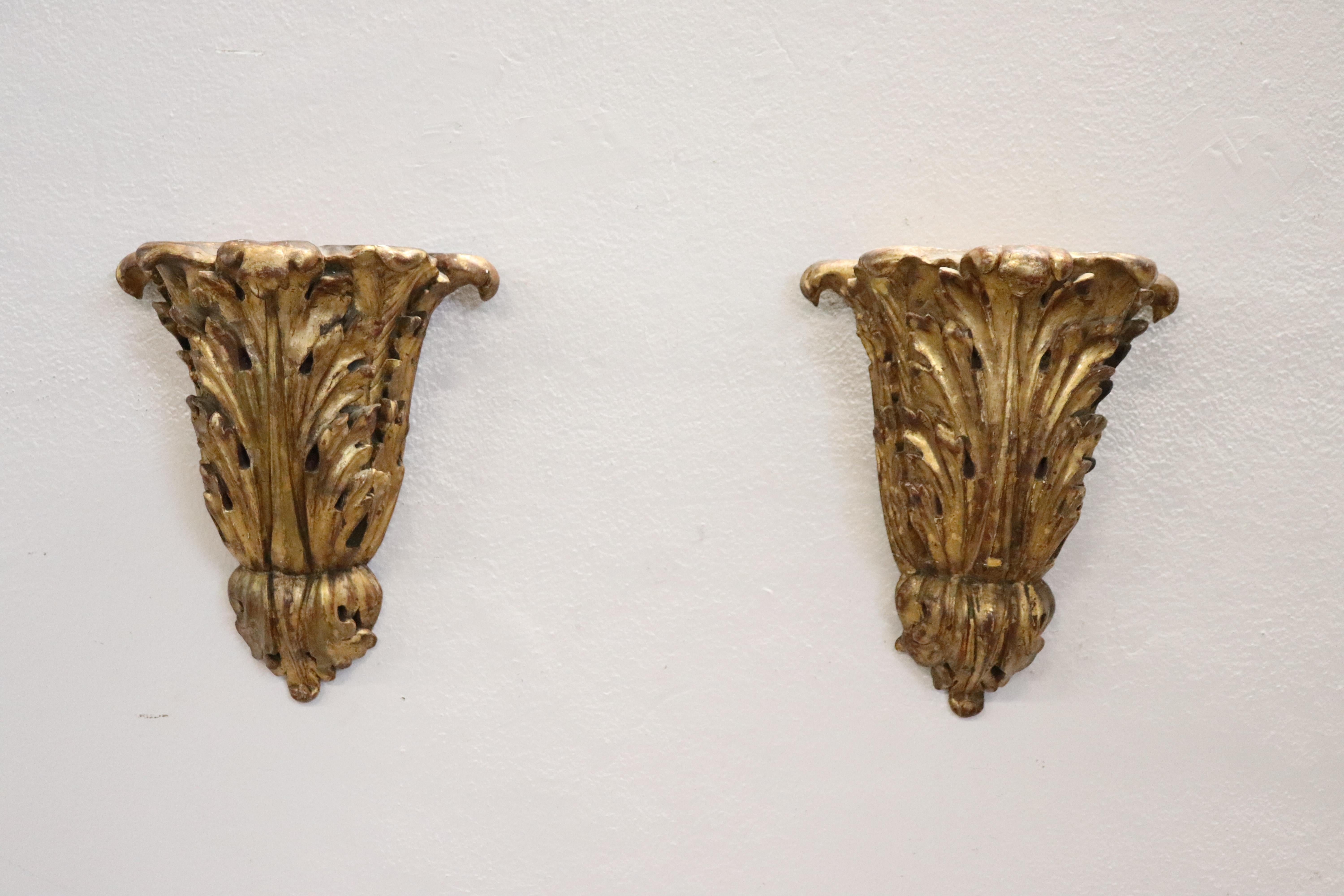 Belle paire de frises anciennes en bois sculpté et doré du 19ème siècle. De grandes feuilles d'acanthe sont sculptées dans le bois. Dans de bonnes conditions antiques.