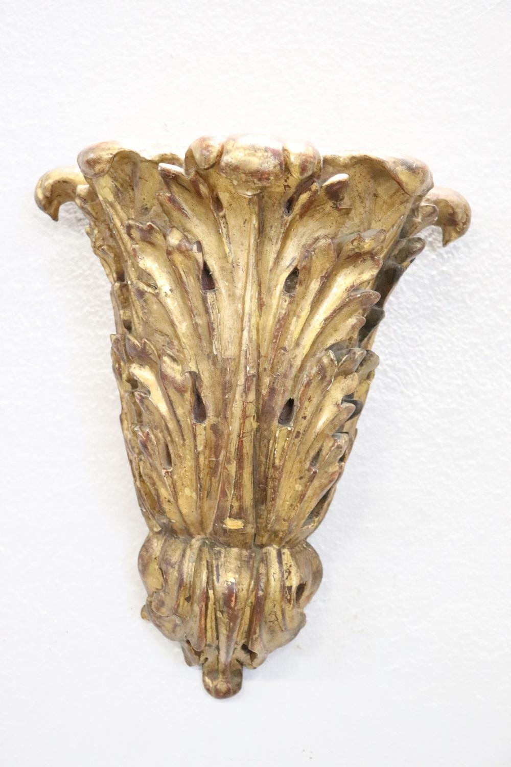 Doré Paire de frises anciennes en bois sculpté et doré du 19ème siècle en vente