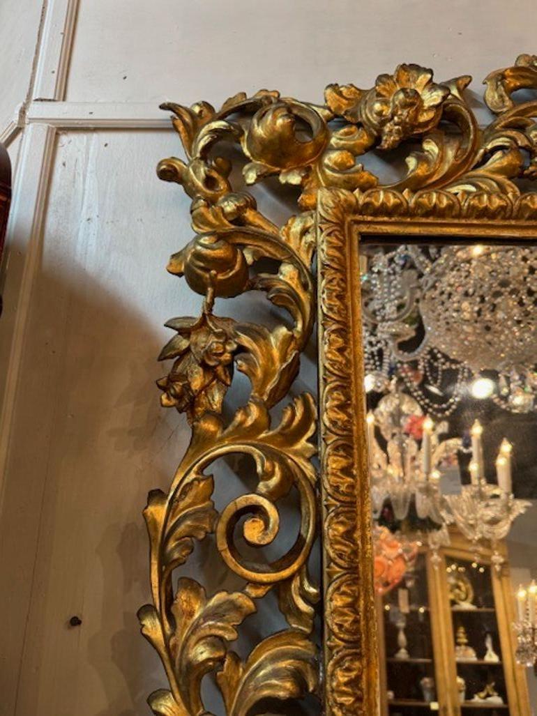 Intagliato Specchio in legno intagliato e dorato di Firenze del XIX secolo in vendita