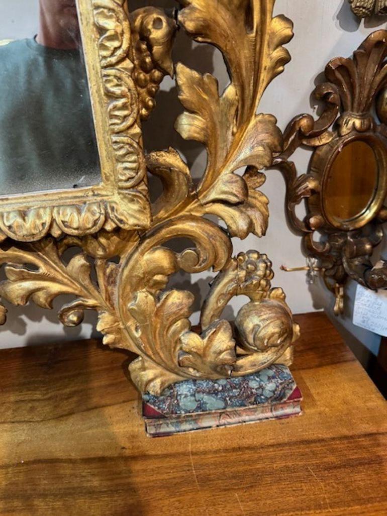 Legno dorato Specchio in legno intagliato e dorato di Firenze del XIX secolo in vendita
