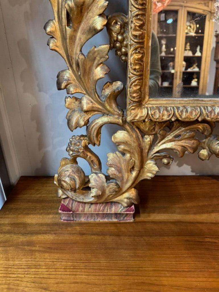 Specchio in legno intagliato e dorato di Firenze del XIX secolo in vendita 1