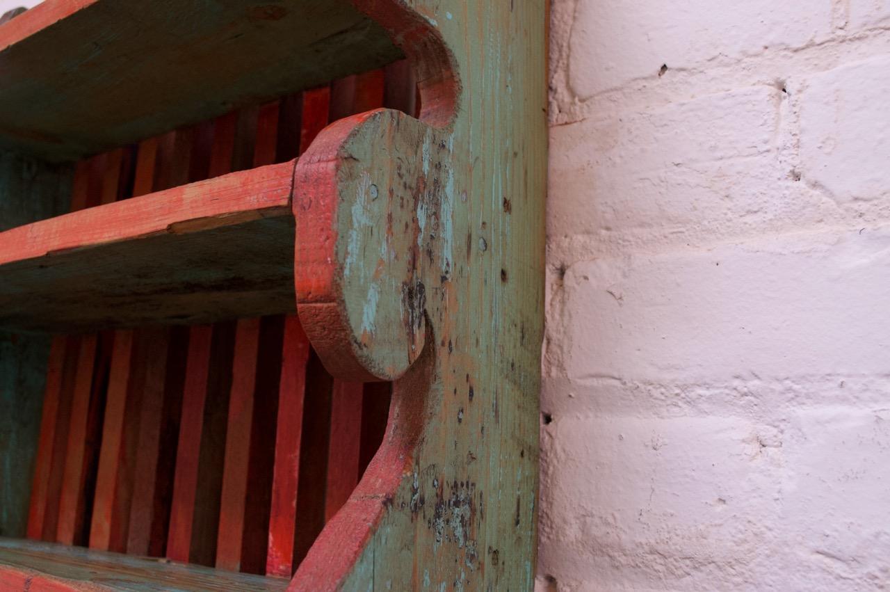 Scaffale in legno di arte popolare americana del XIX secolo intagliato e dipinto a mano 7