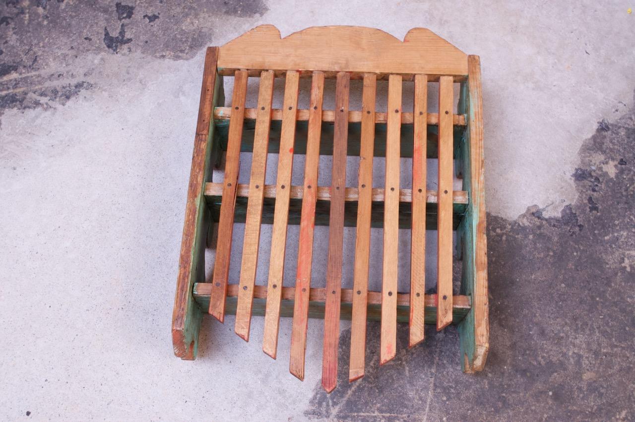 Dipinto a mano Scaffale in legno di arte popolare americana del XIX secolo intagliato e dipinto a mano
