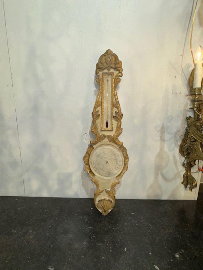 Bonito barómetro francés del siglo XIX tallado y pintado. ¡Un accesorio interesante que sería un gran regalo! Alrededor de 1850
38h x 11w