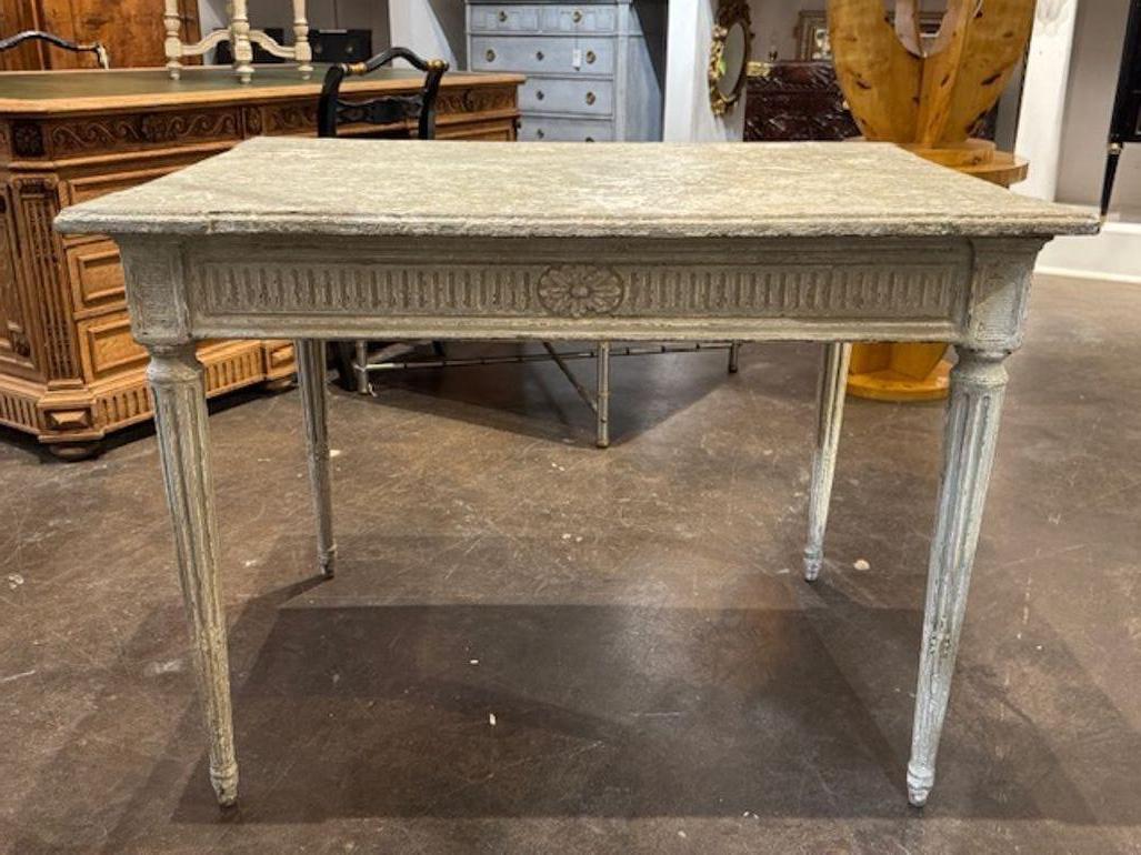 Table à écrire Louis XVI du 19ème siècle, sculptée et peinte Bon état - En vente à Dallas, TX