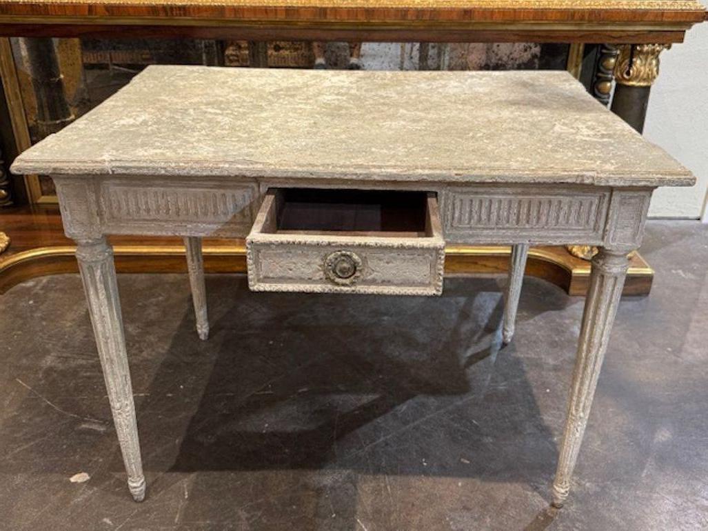 XIXe siècle Table à écrire Louis XVI du 19ème siècle, sculptée et peinte en vente