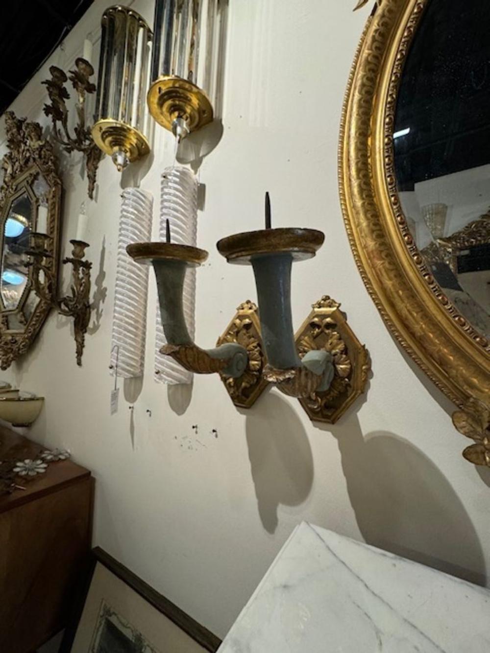 Elegante paire d'appliques murales italiennes du 19e siècle, sculptées et dorées parcellaires, à un bras. Idéal pour un look traditionnel ! Les appliques sont livrées câblées et prêtes à l'emploi. Circa 1890
15h x 7w x 12d
