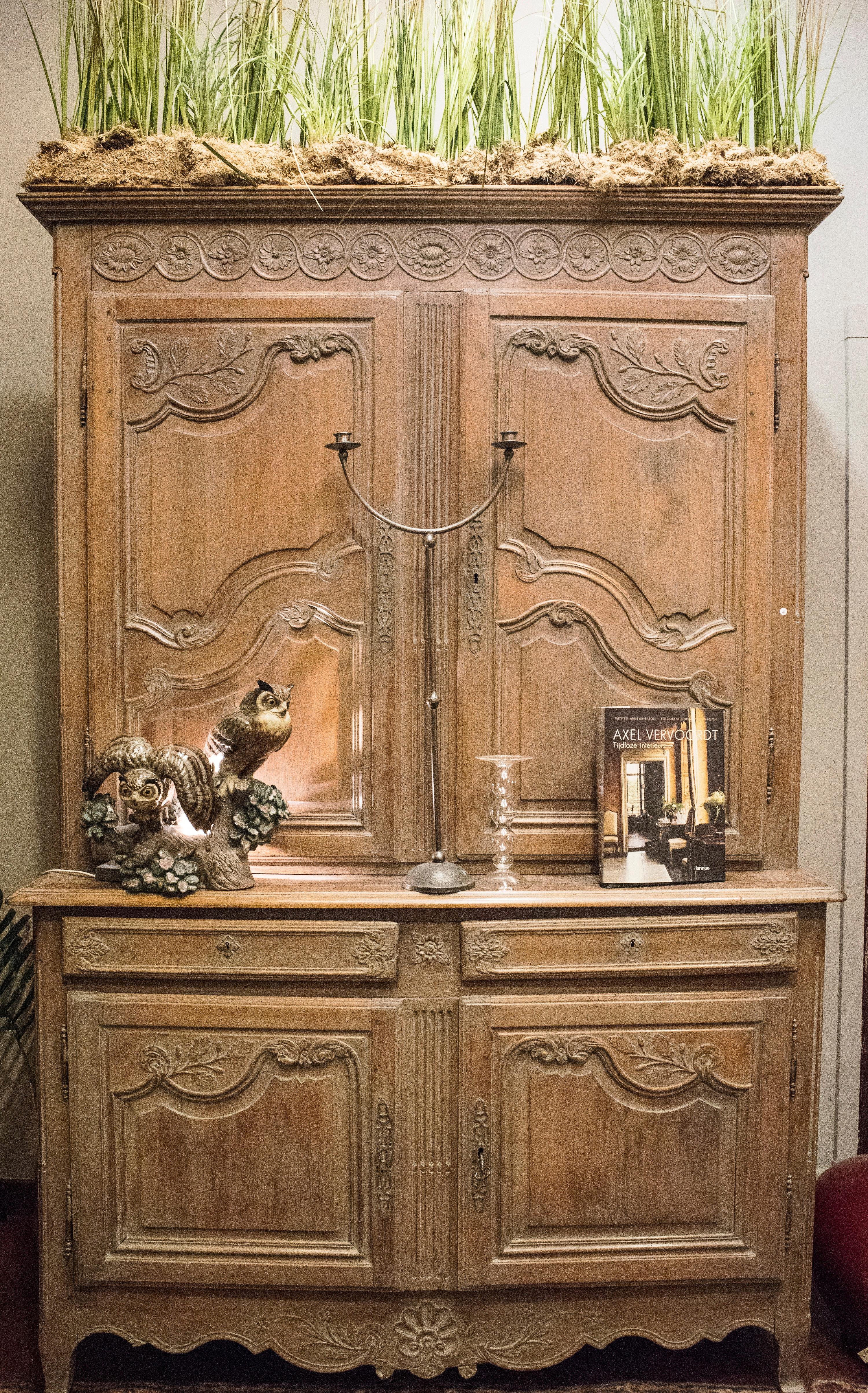 Stunning Provenzal cupboard in carved and stucco fruit wood , early 19th century , circa 1800 .
With 2 drawers in the middle, doors up and down .Wood carved with floral motifs and branches of acorns. Friso with floral garland.
It comes from a very
