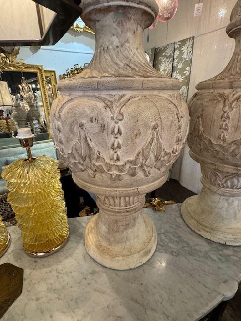 Urne in legno intagliato e Whiting del XIX secolo In condizioni buone in vendita a Dallas, TX