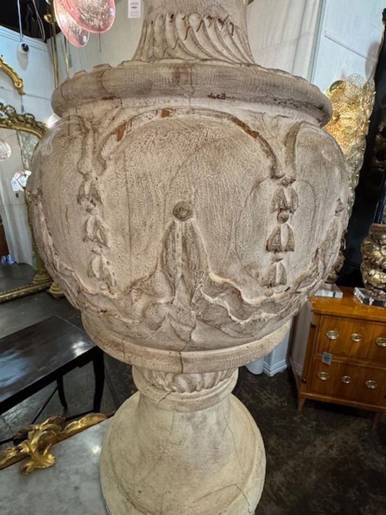 Urne in legno intagliato e Whiting del XIX secolo in vendita 2