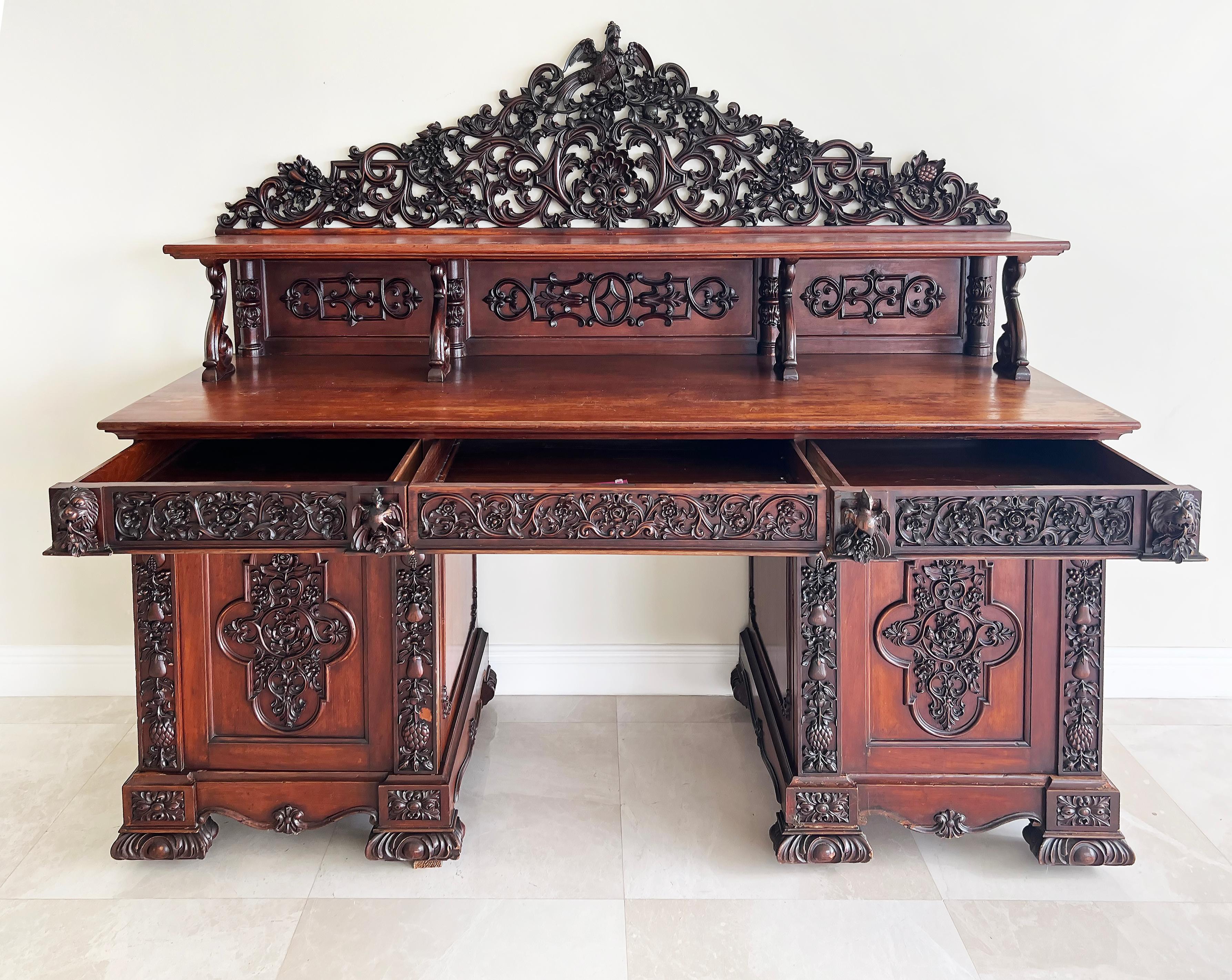 Geschnitztes anglo-indisches, gestuftes, geschnitztes Buffet aus Mahagoni und Ebenholz aus dem 19. Jahrhundert 

Zum Verkauf angeboten wird eine wunderbare circa 1880 19. Jahrhundert anglo-indischen stark geschnitzt Mahagoni und Ebenholz Buffet mit