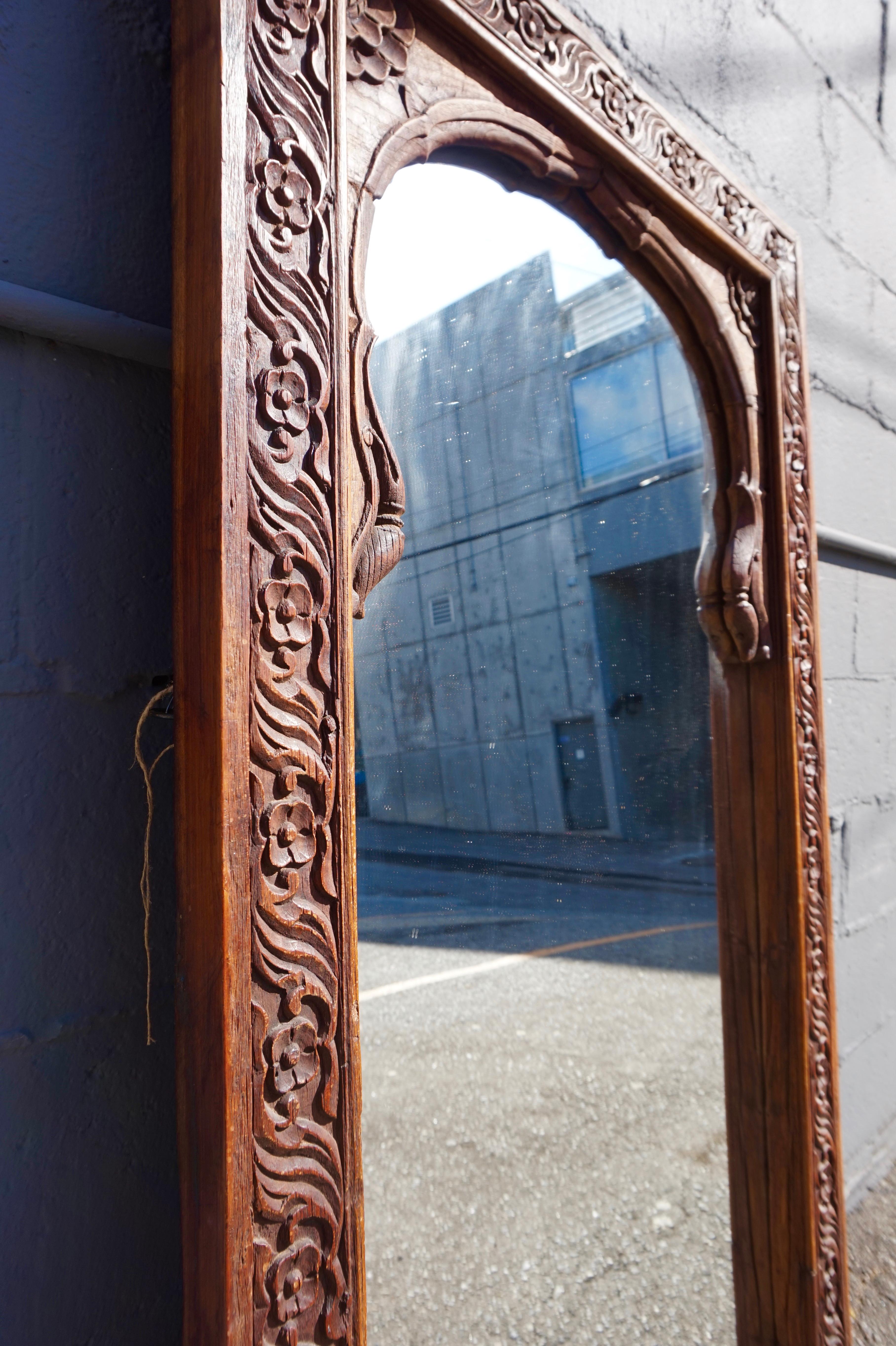 Sculpté Miroir à cadre de fenêtre indien en teck sculpté en forme d'arc du 19ème siècle  en vente