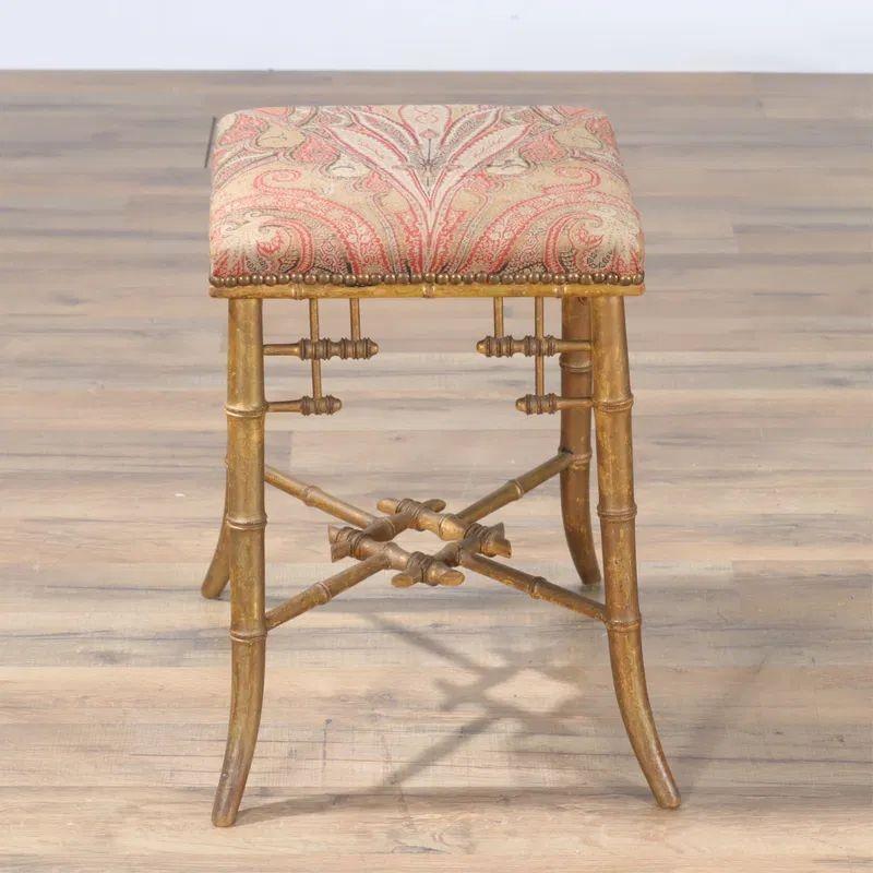 Tabouret décoratif en bambou sculpté du 19e siècle. La pièce est recouverte d'un joli tissu aux couleurs rouge, beige et crème. Joli ! Date d'environ 1890.
18h x 12,5w x 12,5d