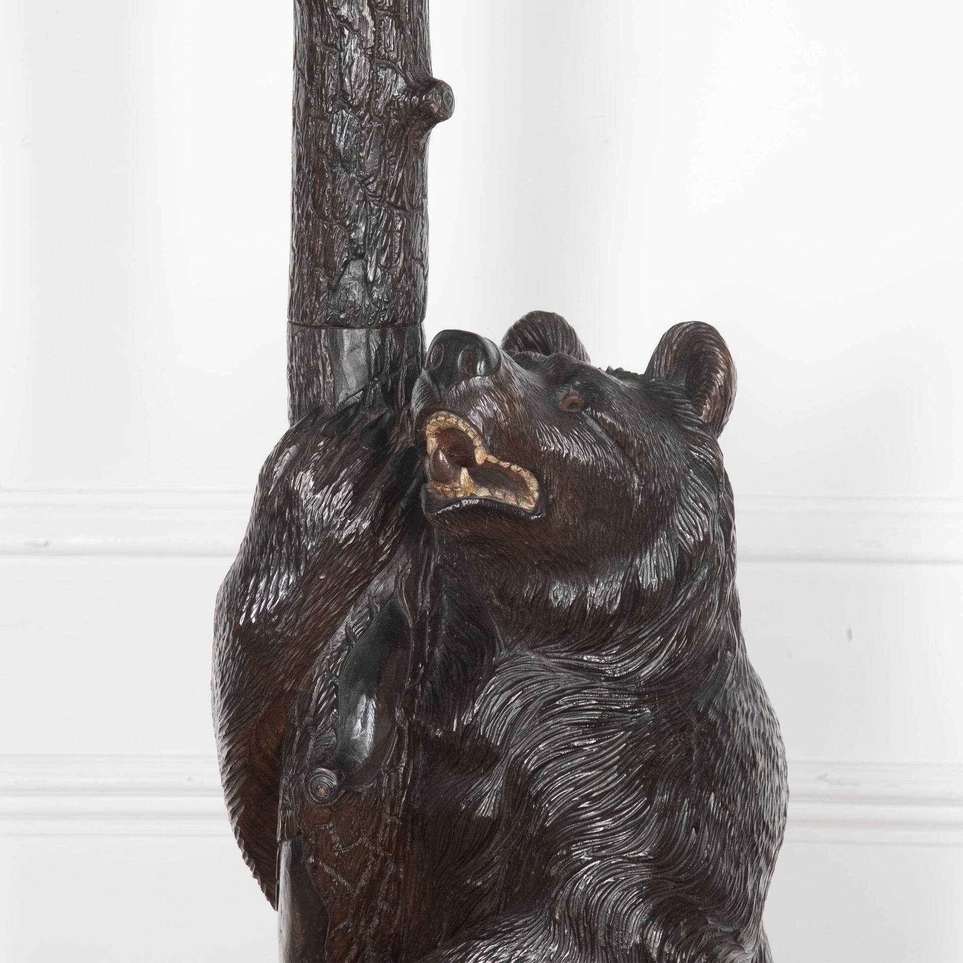 Bois Stand de salle du 19e siècle avec ours sculpté en vente