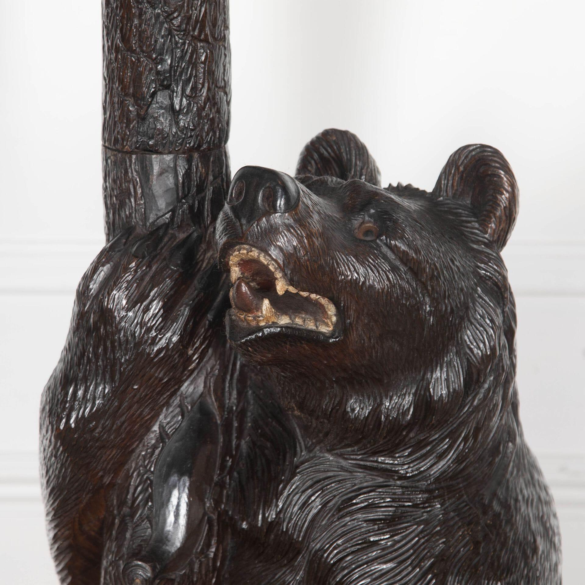 Stand de salle du 19e siècle avec ours sculpté en vente 1