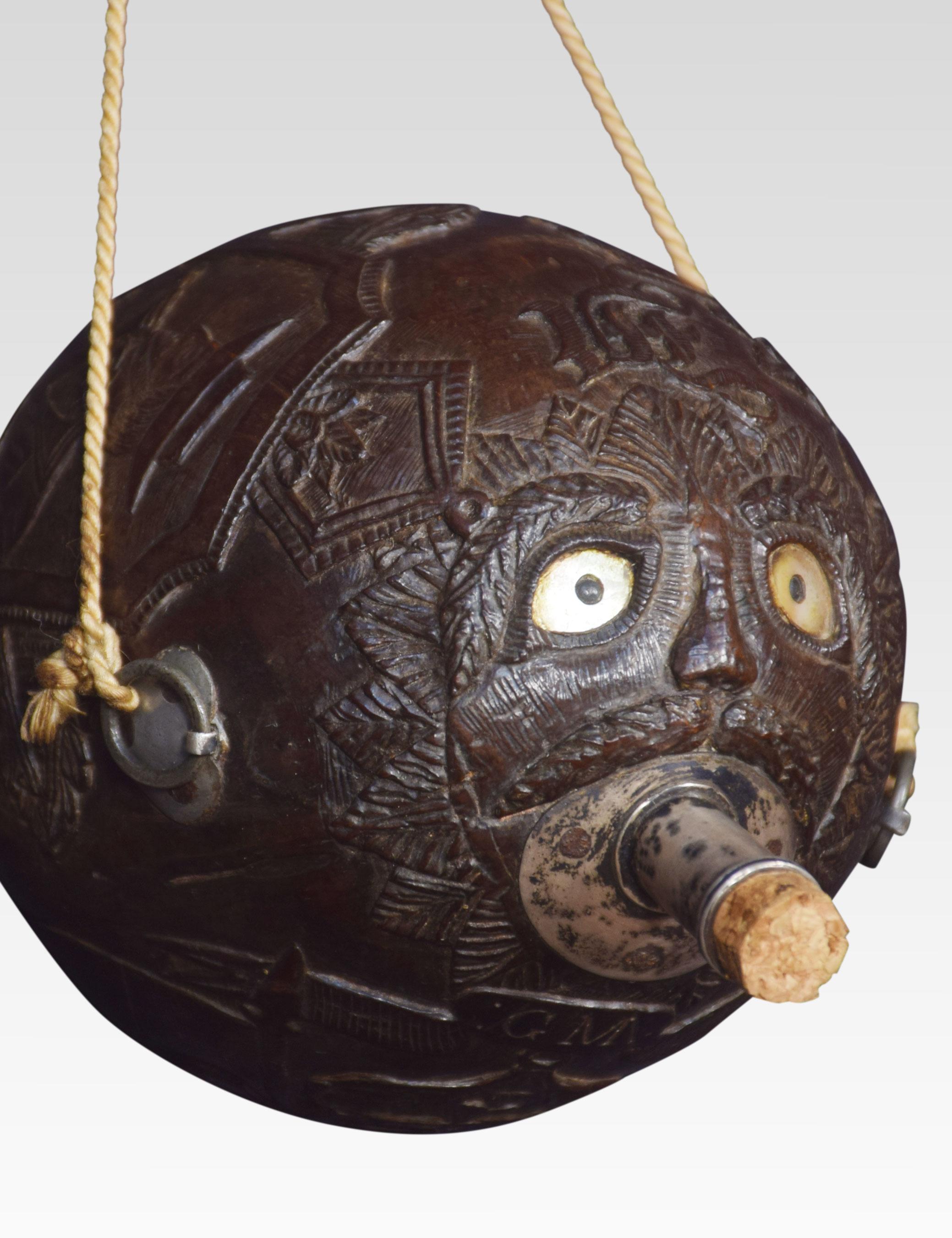 Français Flacon de noix de coco en forme d'ourson sculpté du 19e siècle en vente