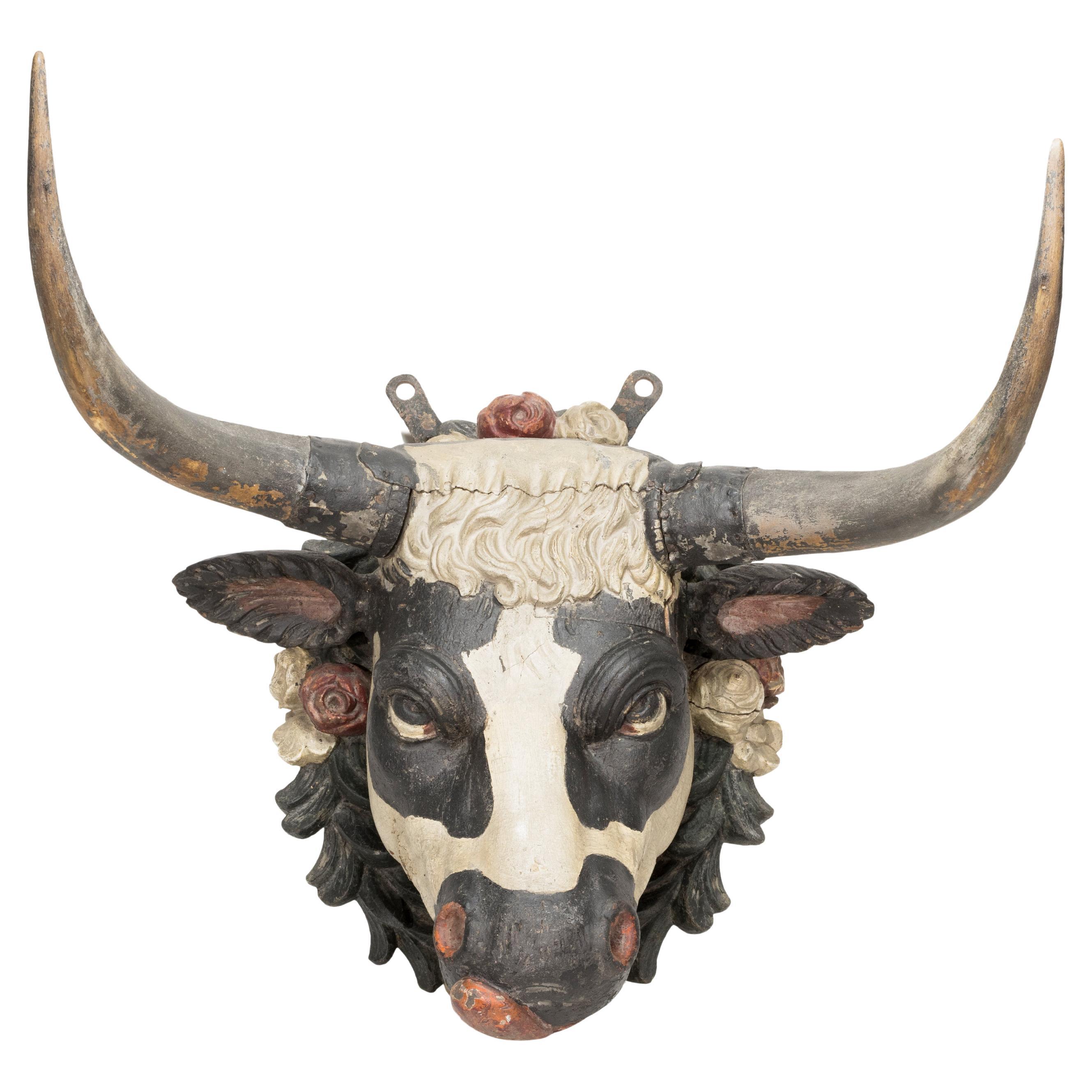 Panneau de taureau sculpté du 19ème siècle en vente
