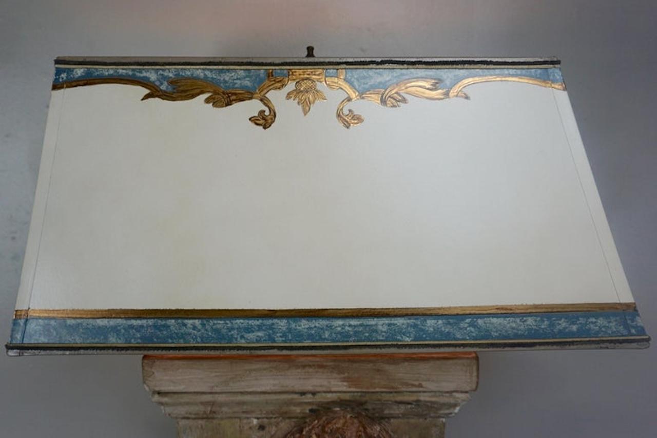 Lámpara de Cara de Querubín Tallada del Siglo XIX con Pantalla de Pergamino Personalizada Italiano en venta