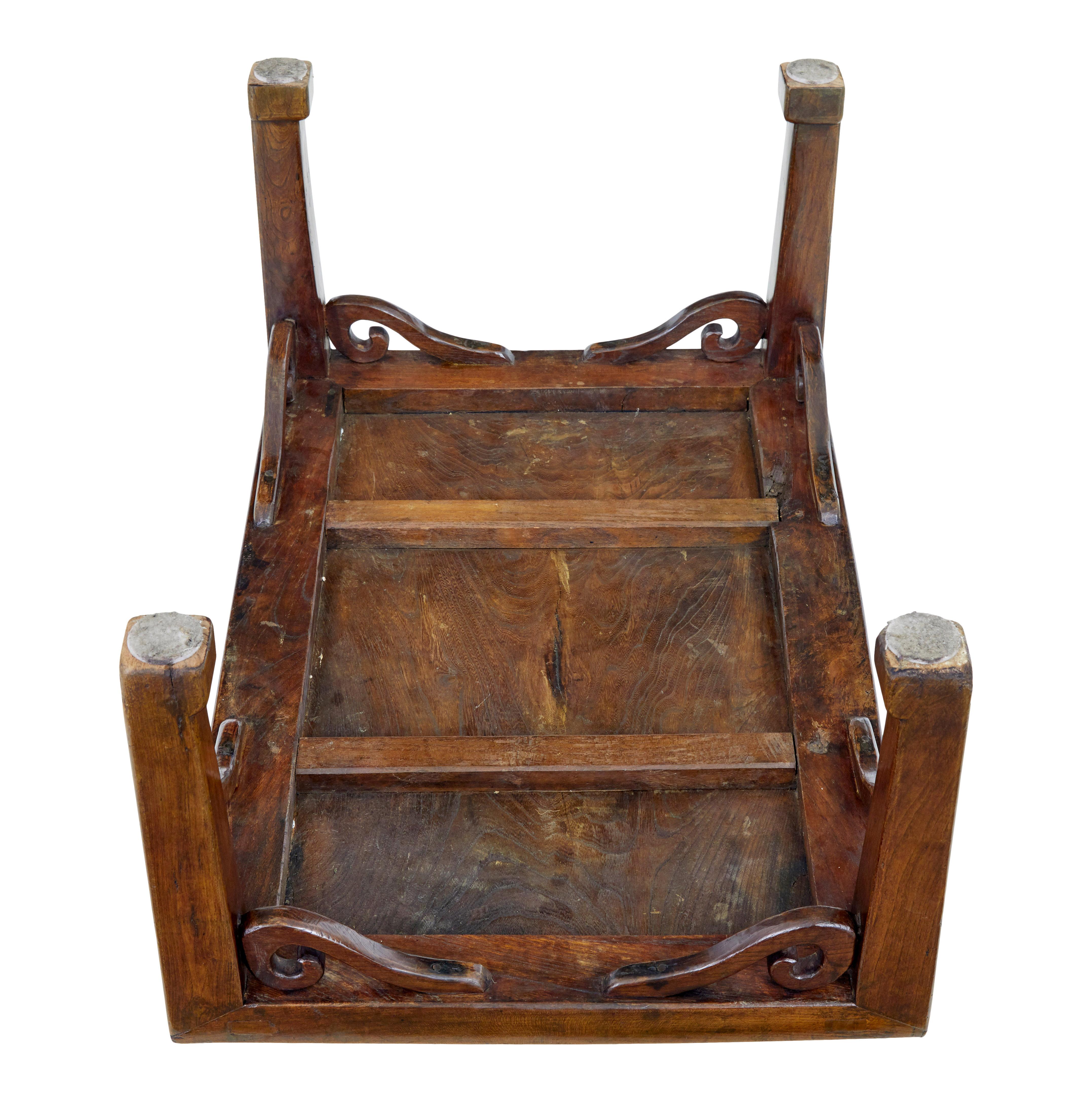 Sculpté Table basse en orme chinois sculpté du 19e siècle en vente