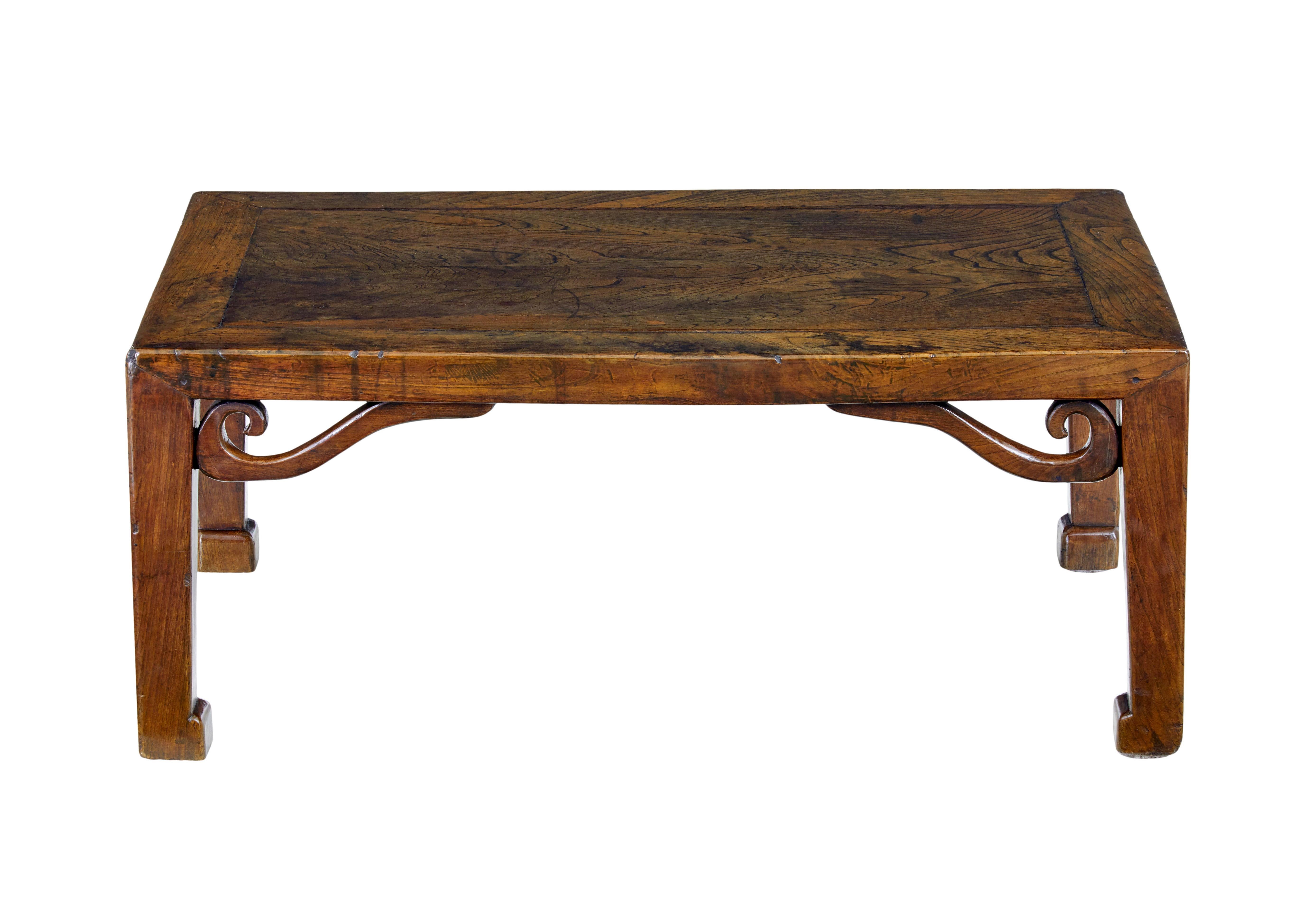 XIXe siècle Table basse en orme chinois sculpté du 19e siècle en vente