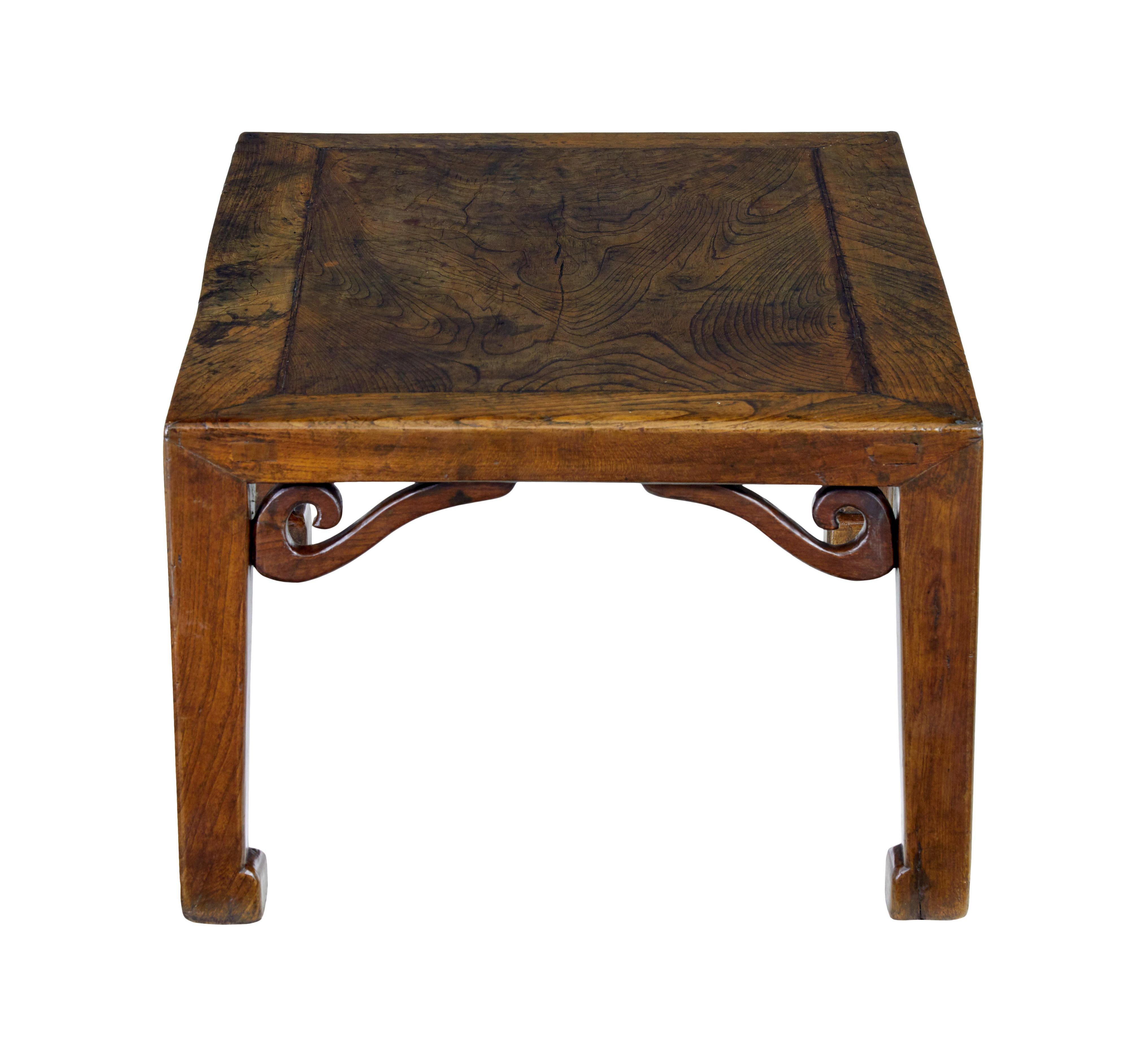 Orme Table basse en orme chinois sculpté du 19e siècle en vente