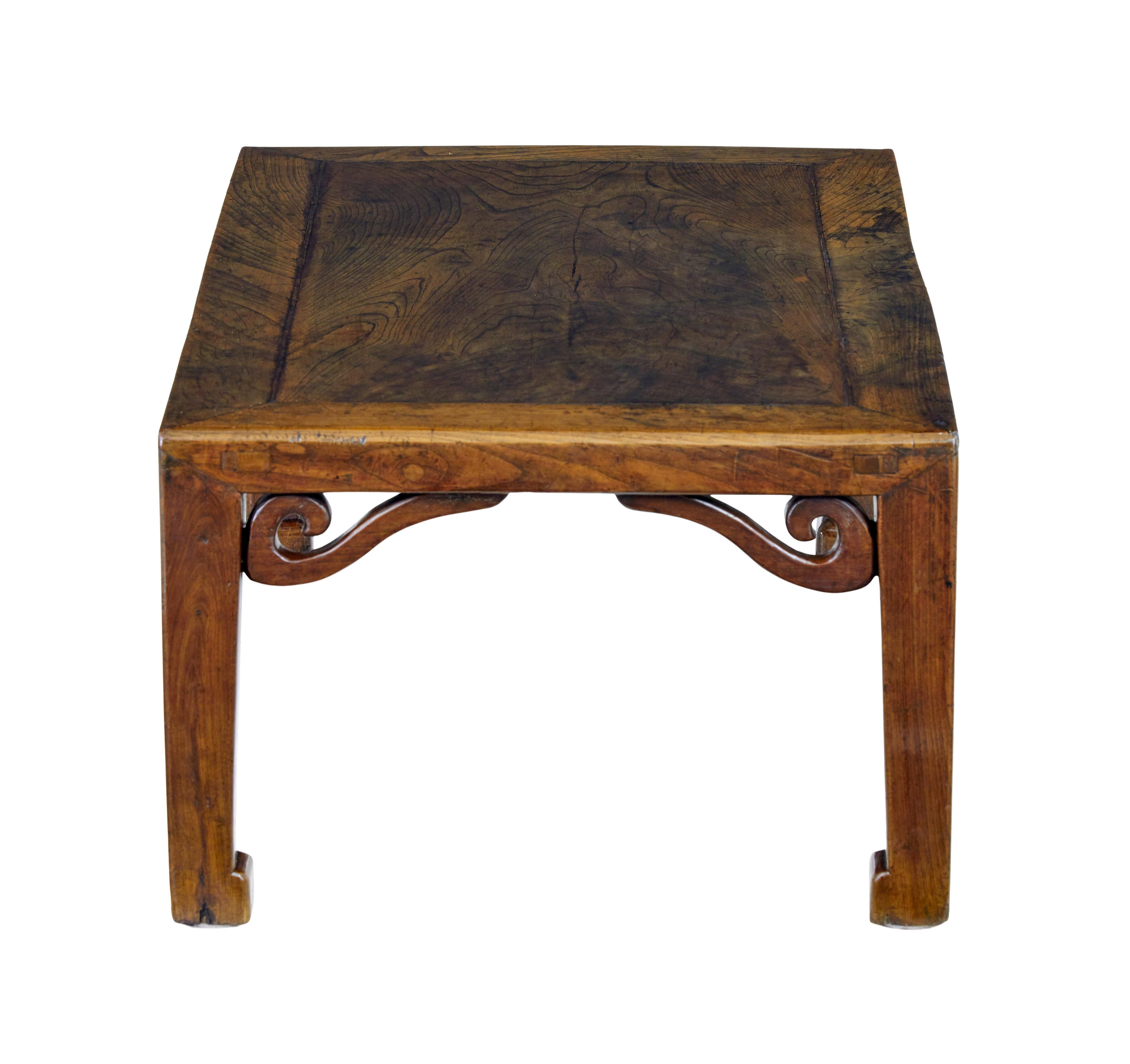 Table basse en orme chinois sculpté du 19e siècle en vente 1