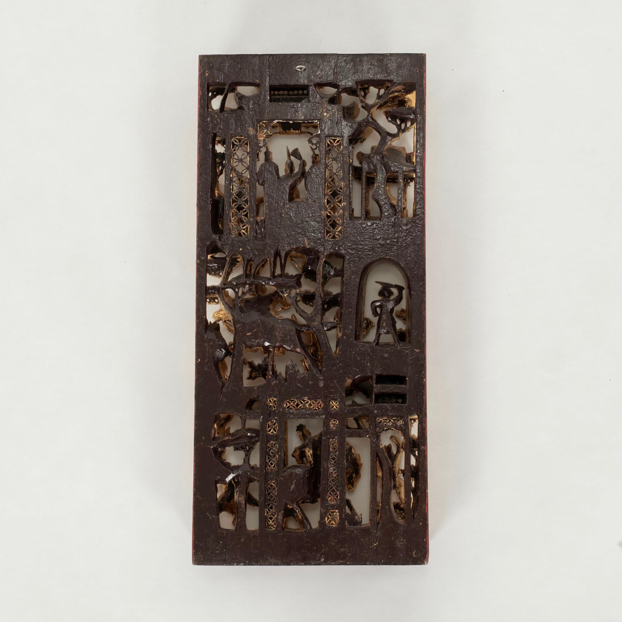 Panneau chinois du XIXe siècle en bois sculpté à la main et doré représentant une scène de bataille où s'affrontent des guerriers debout et des guerriers montés sur des chevaux et tirés par des sabres.