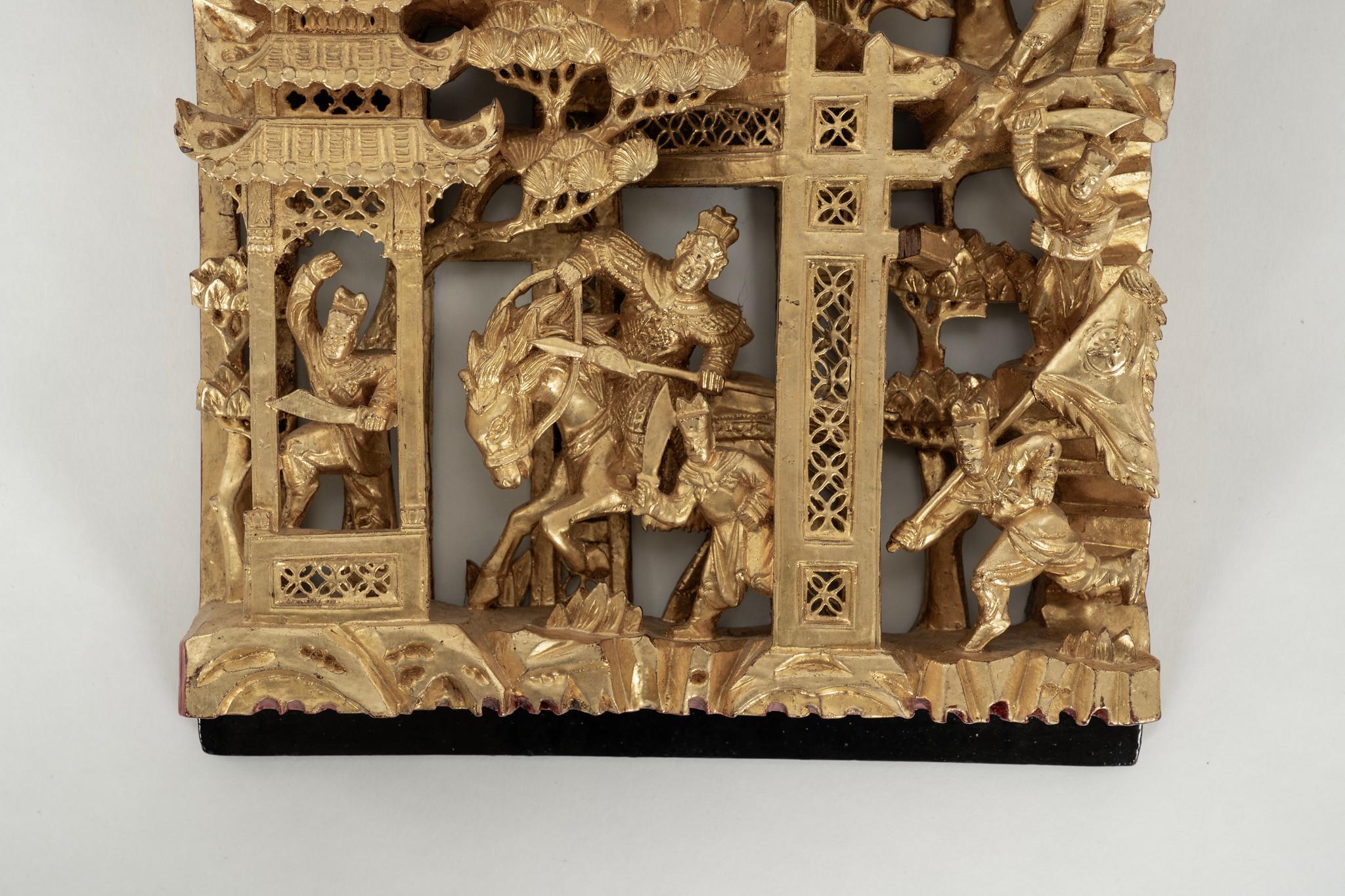 Chinois Panneau chinois en bois doré sculpté du 19e siècle I en vente