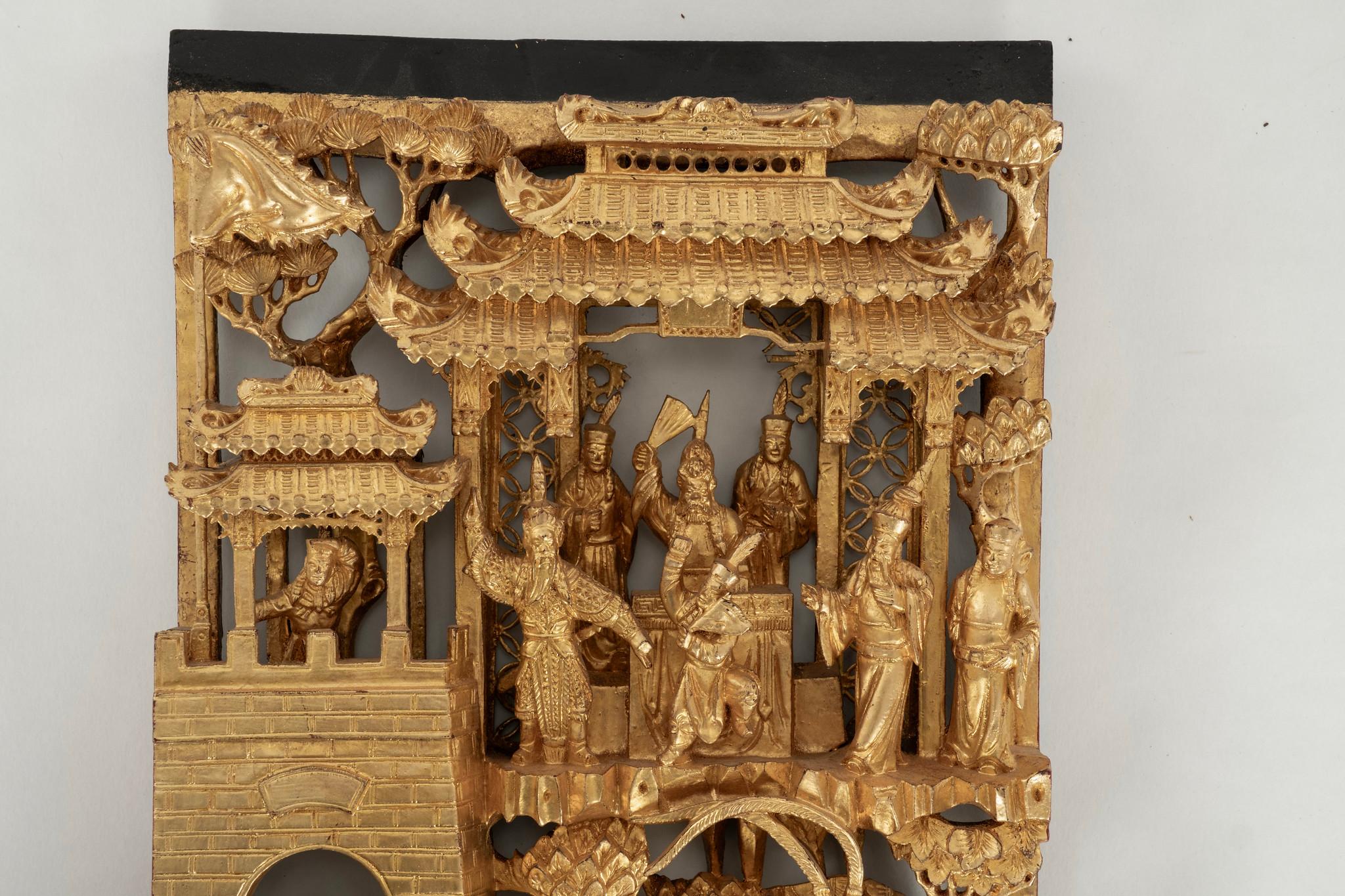 Sculpté à la main Panneau chinois en bois doré sculpté du 19e siècle I en vente