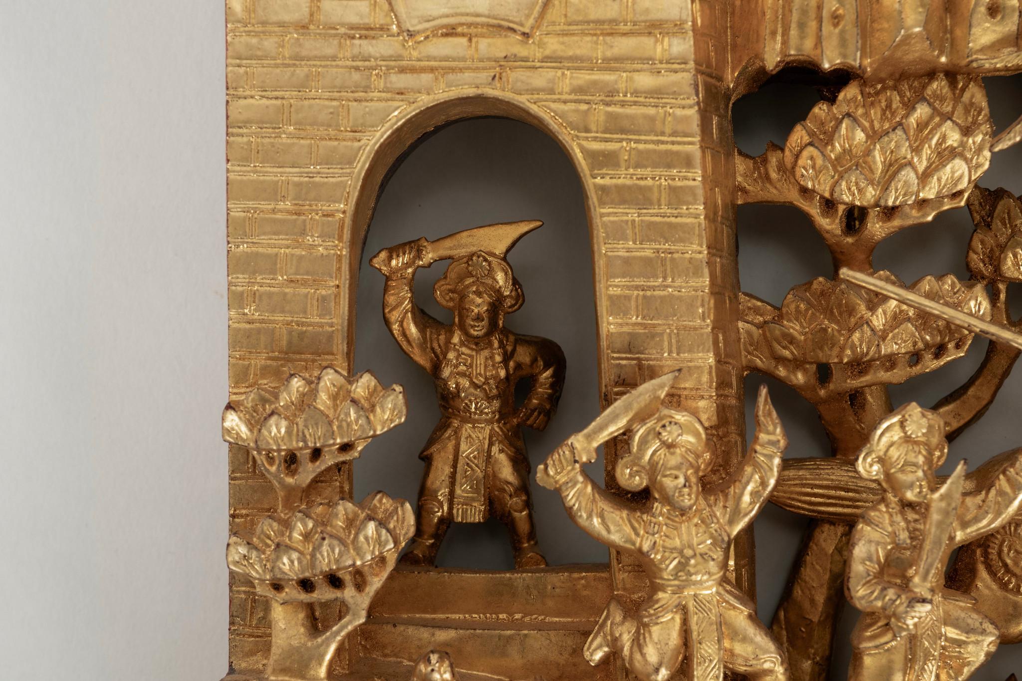 Panneau chinois en bois doré sculpté du 19e siècle I Bon état - En vente à Houston, TX