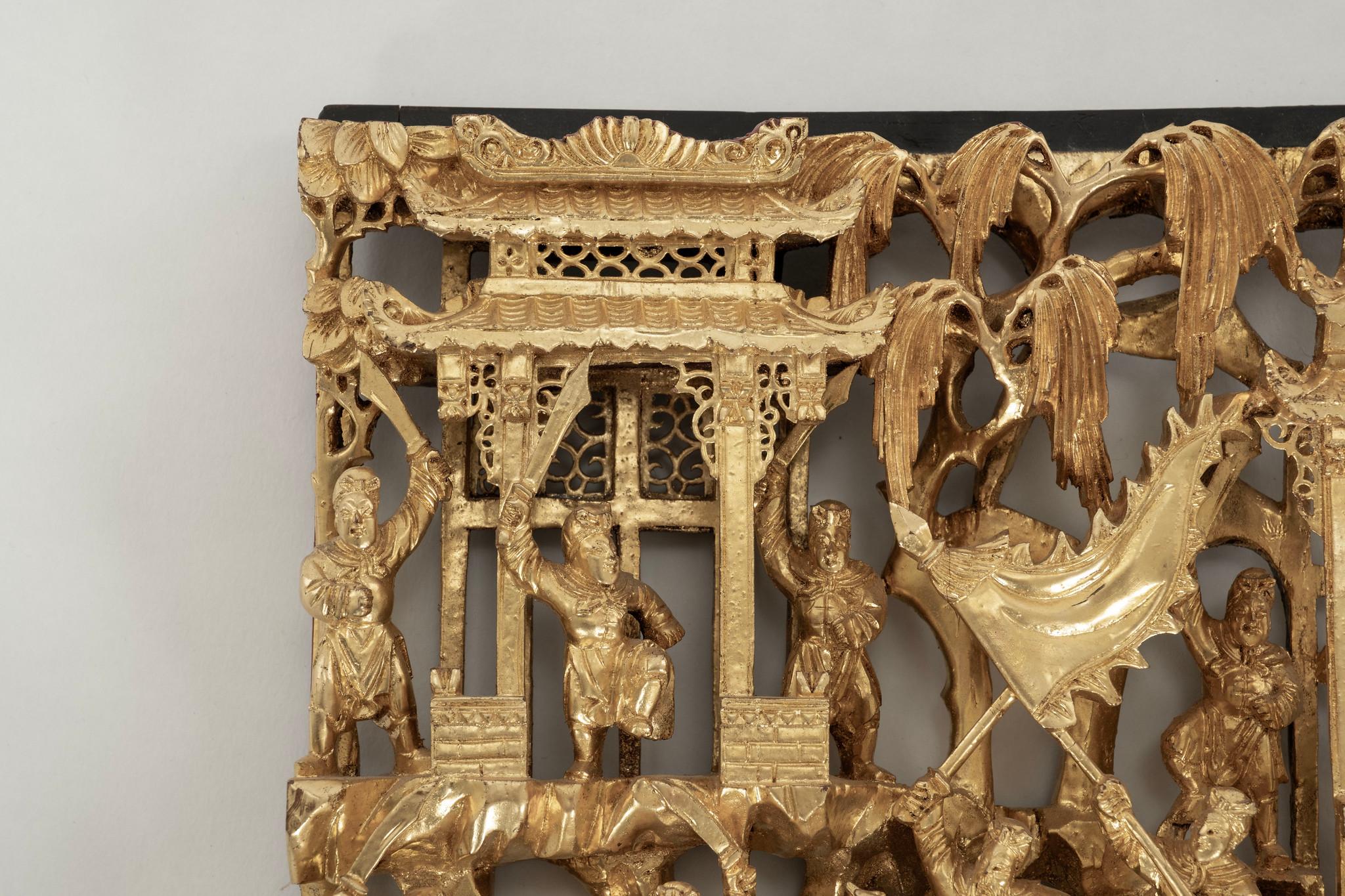 Chinois Panneau chinois sculpté en bois doré du 19ème siècle II en vente