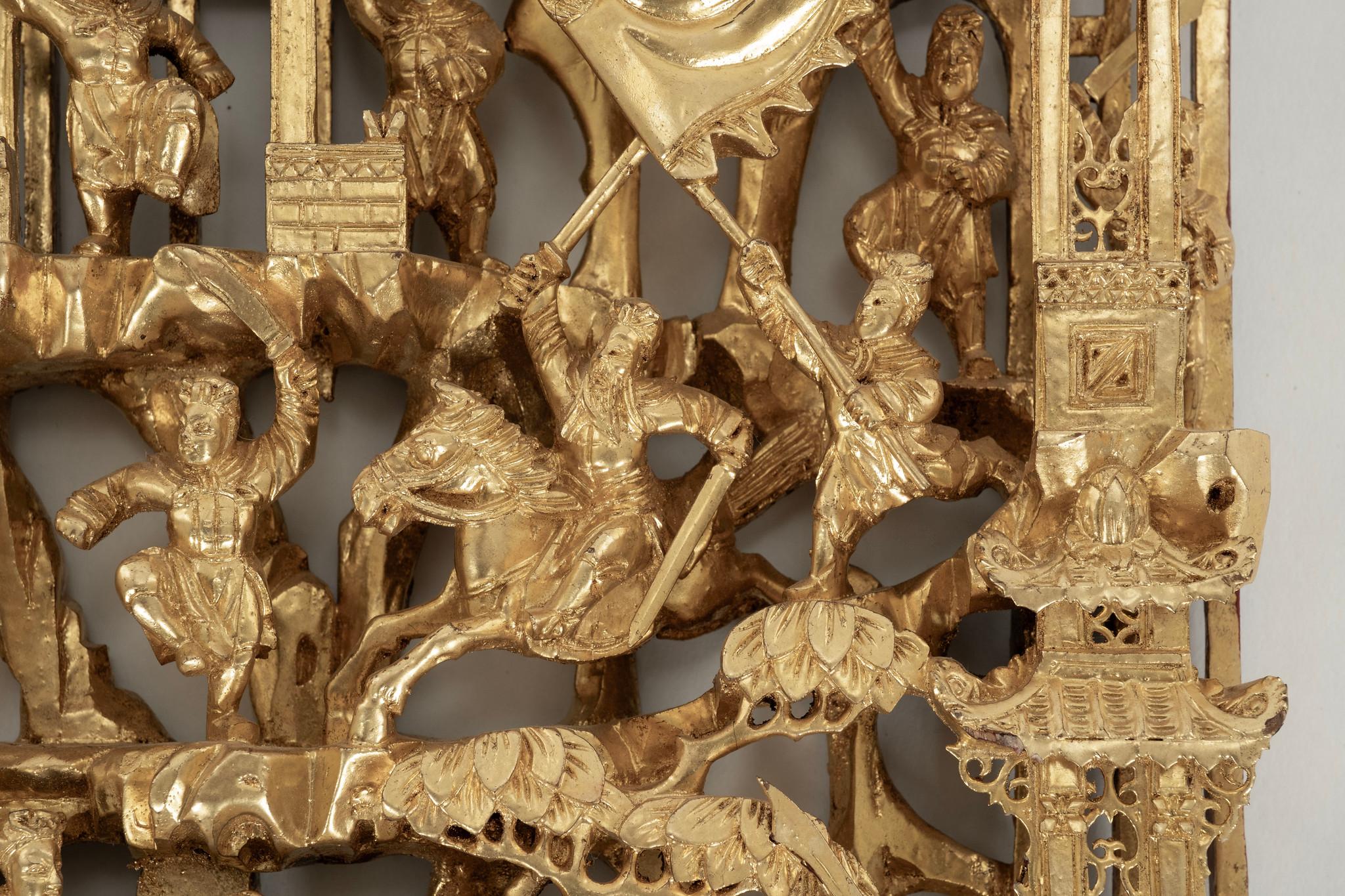 Sculpté à la main Panneau chinois sculpté en bois doré du 19ème siècle II en vente